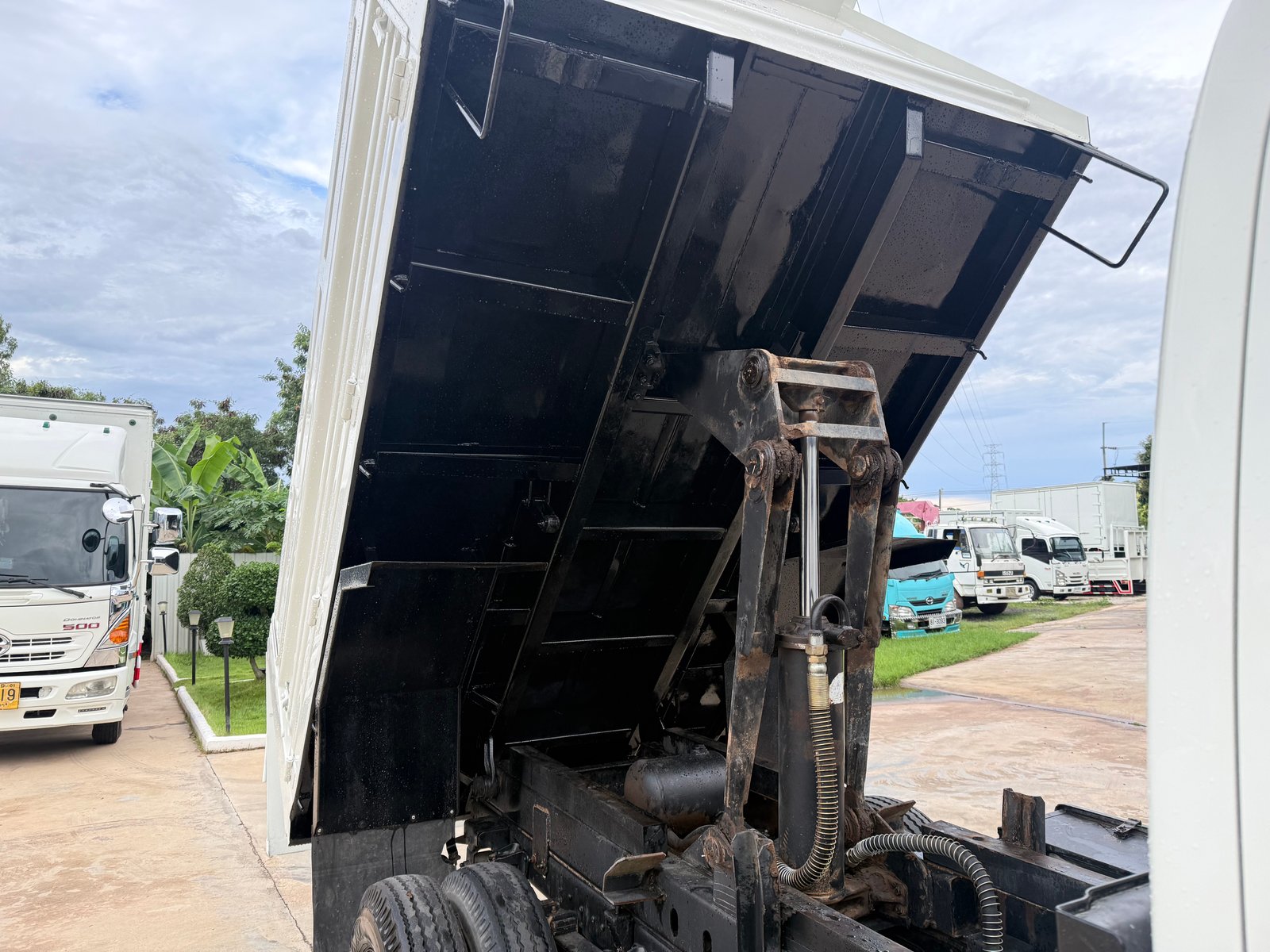 6 ล้อ Hino XZU600R ปี 57 เครื่อง 150 แรง ดั้มสามมิตร 3 คิว รถใช้งานน้อย ภายในสวย เครื่องแน่นๆ รถพร้อ