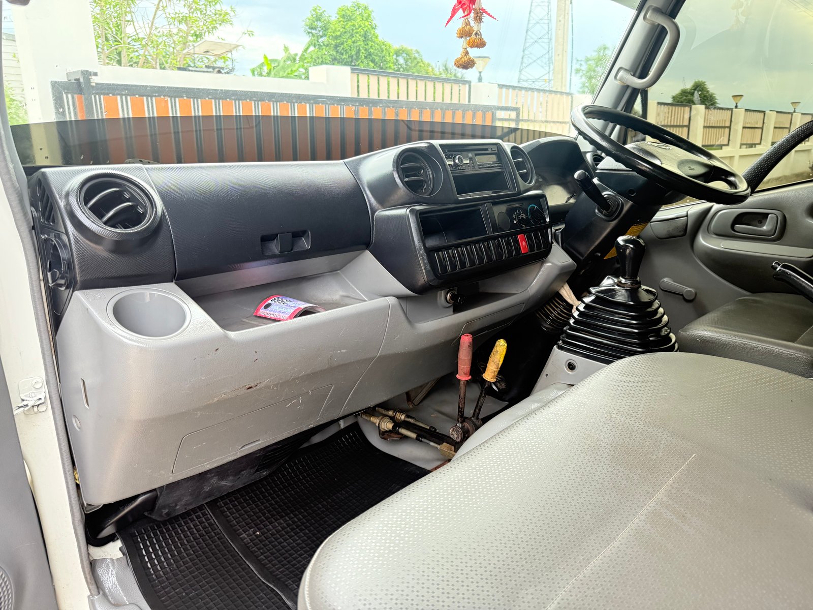 6 ล้อ Hino XZU600R ปี 57 เครื่อง 150 แรง ดั้มสามมิตร 3 คิว รถใช้งานน้อย ภายในสวย เครื่องแน่นๆ รถพร้อ