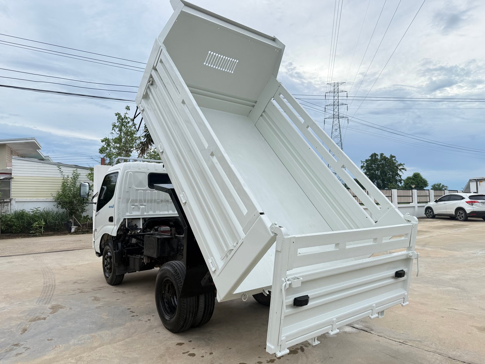 6 ล้อ Hino XZU600R ปี 57 เครื่อง 150 แรง ดั้มสามมิตร 3 คิว รถใช้งานน้อย ภายในสวย เครื่องแน่นๆ รถพร้อ