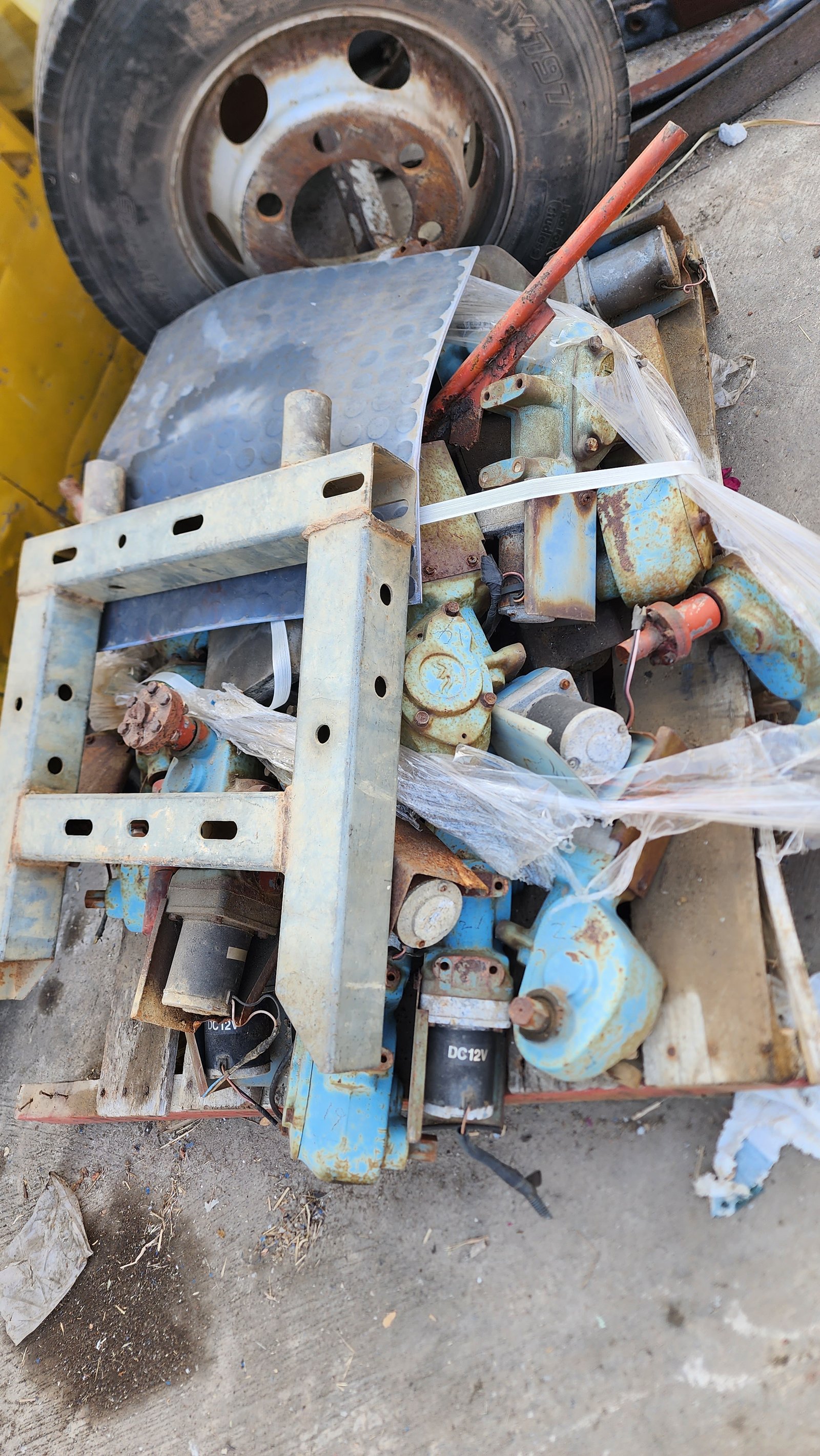 มอเตอร์12V พร้อมเฟืองแกนเพลา ใว้ผลิตอุปกรณ์ปิดเปิดได้ มอเตอร์12V พร้อมเฟืองแกนเพลา ใว้ผลิตอุปกรณ์ปิดเปิดได้