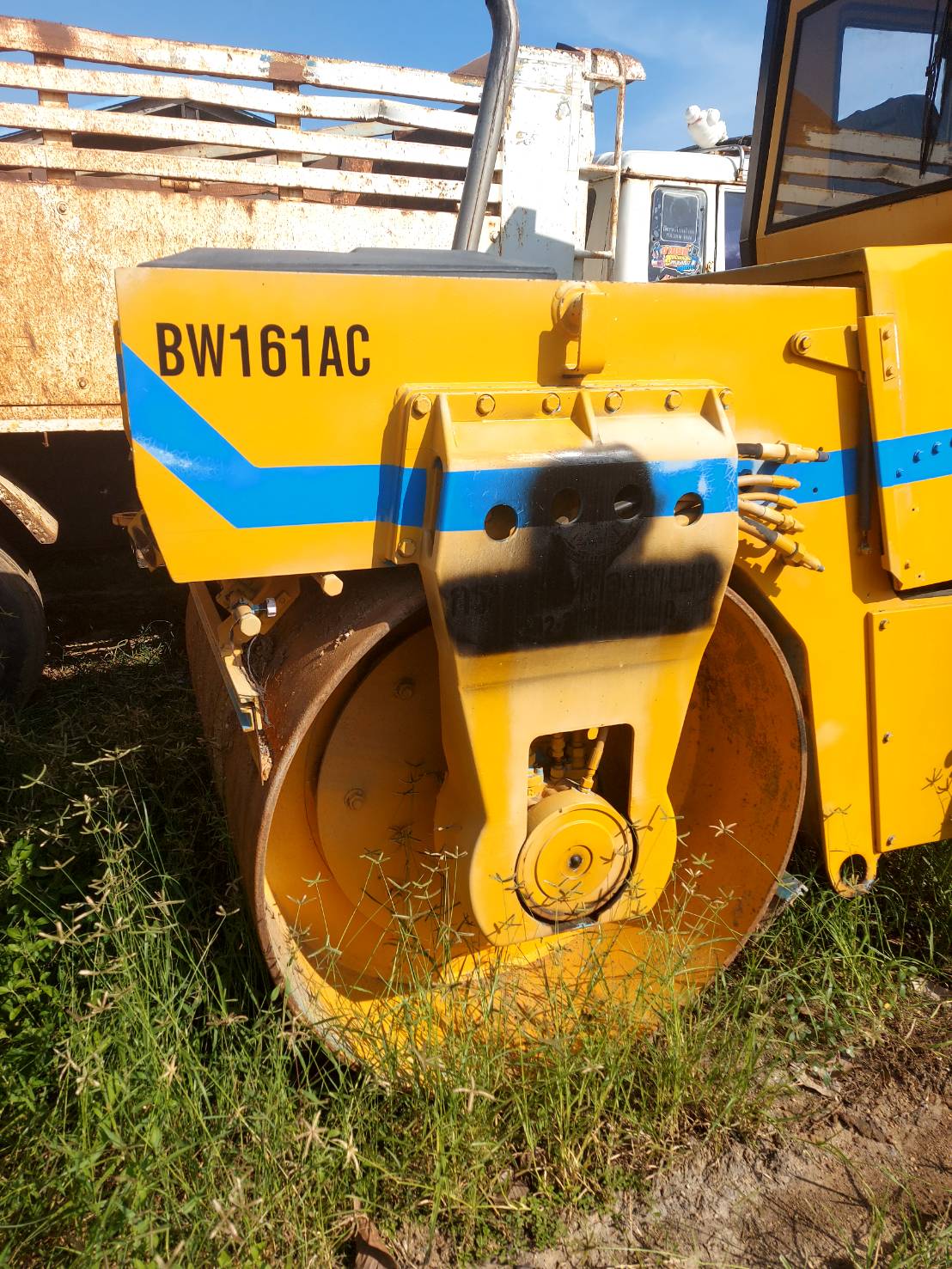ขายรถบดหน้าเหล็กหลังยาง8ตันbomag bw161ac ใช้งานได้ปกติราคา450,000บ.