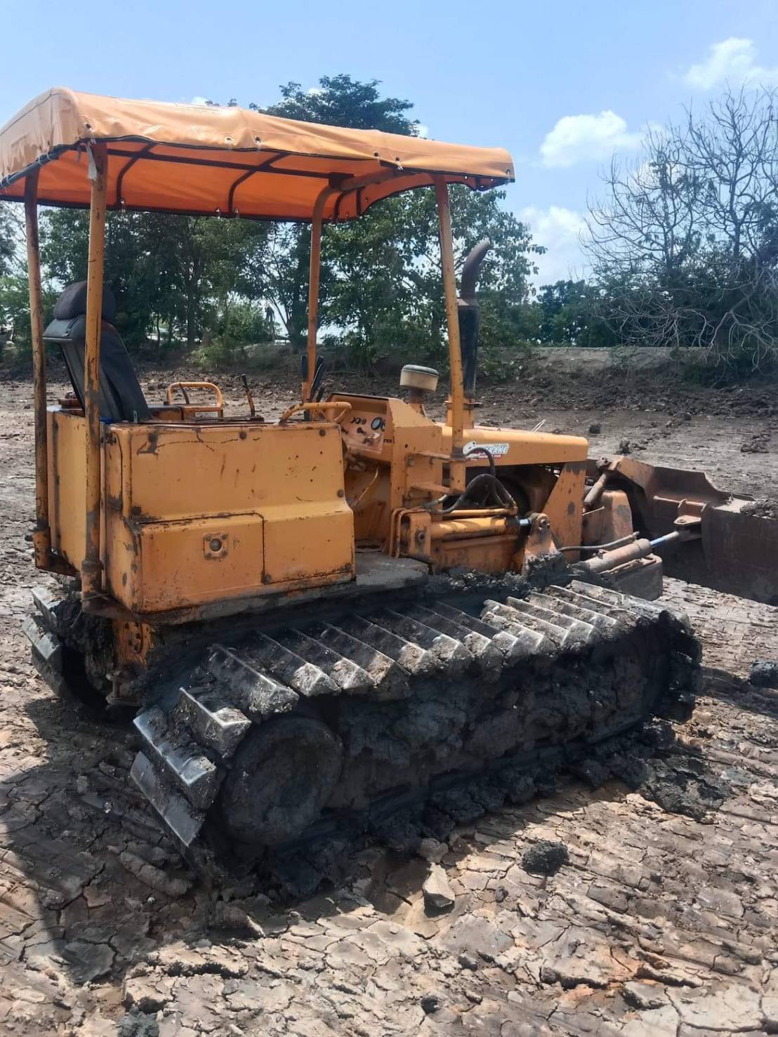 ขายแทรกเตอร์komatsu D20p-5ตีนเป็ด รถใช้งานได้ดีปกติ ราคา180,000บ.