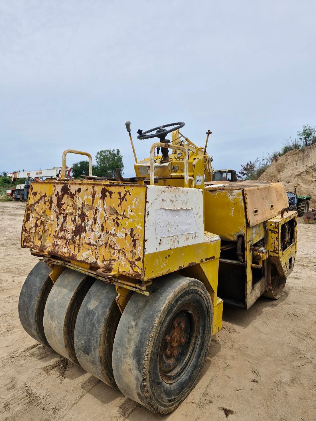 ขายรถบด4ตัน komatsu jv40c-1 ใช้งานได้ ราคาถูก150,000บ. ขายรถบด4ตัน komatsu jv40c-1 ใช้งานได้ ราคาถูก150,000บ.