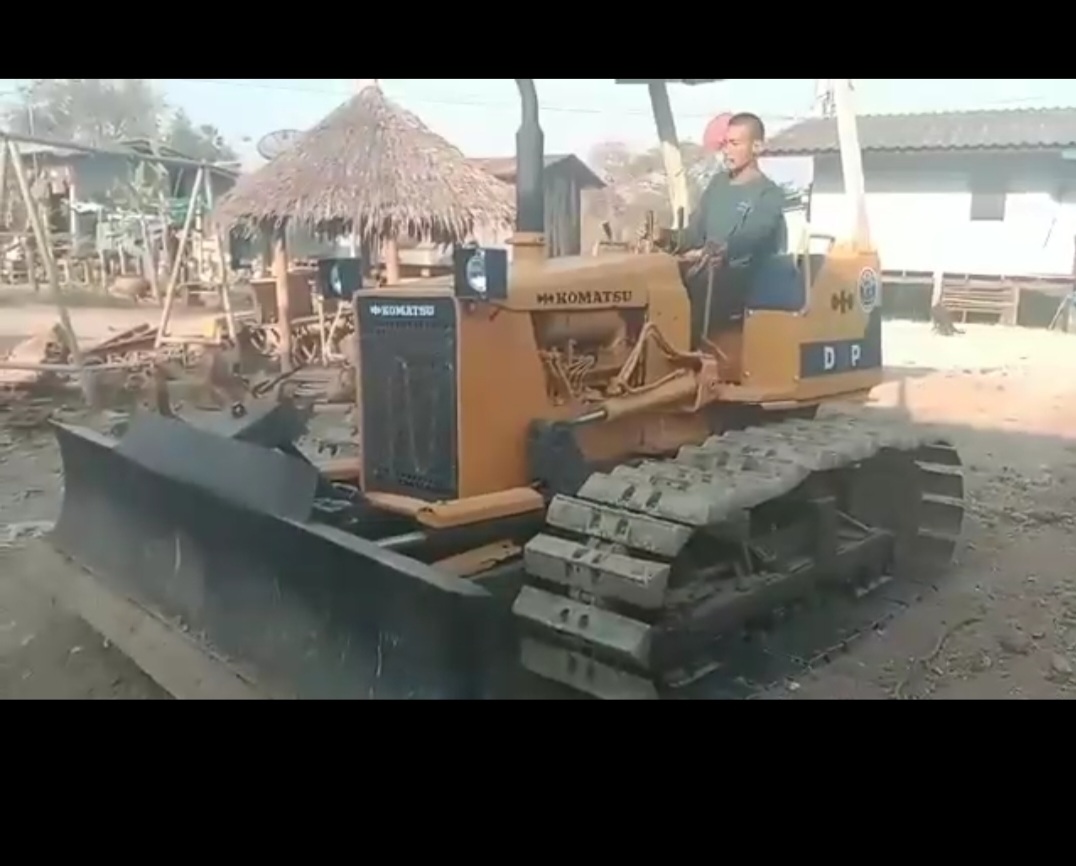 ขายแทรกเตอร์Komatsu D20p-6ตีนเป็ด รถใช้งานดี ใบสวยราคา215,000บ. ขายแทรกเตอร์Komatsu D20p-6ตีนเป็ด รถใช้งานดี ใบสวยราคา215,000บ.