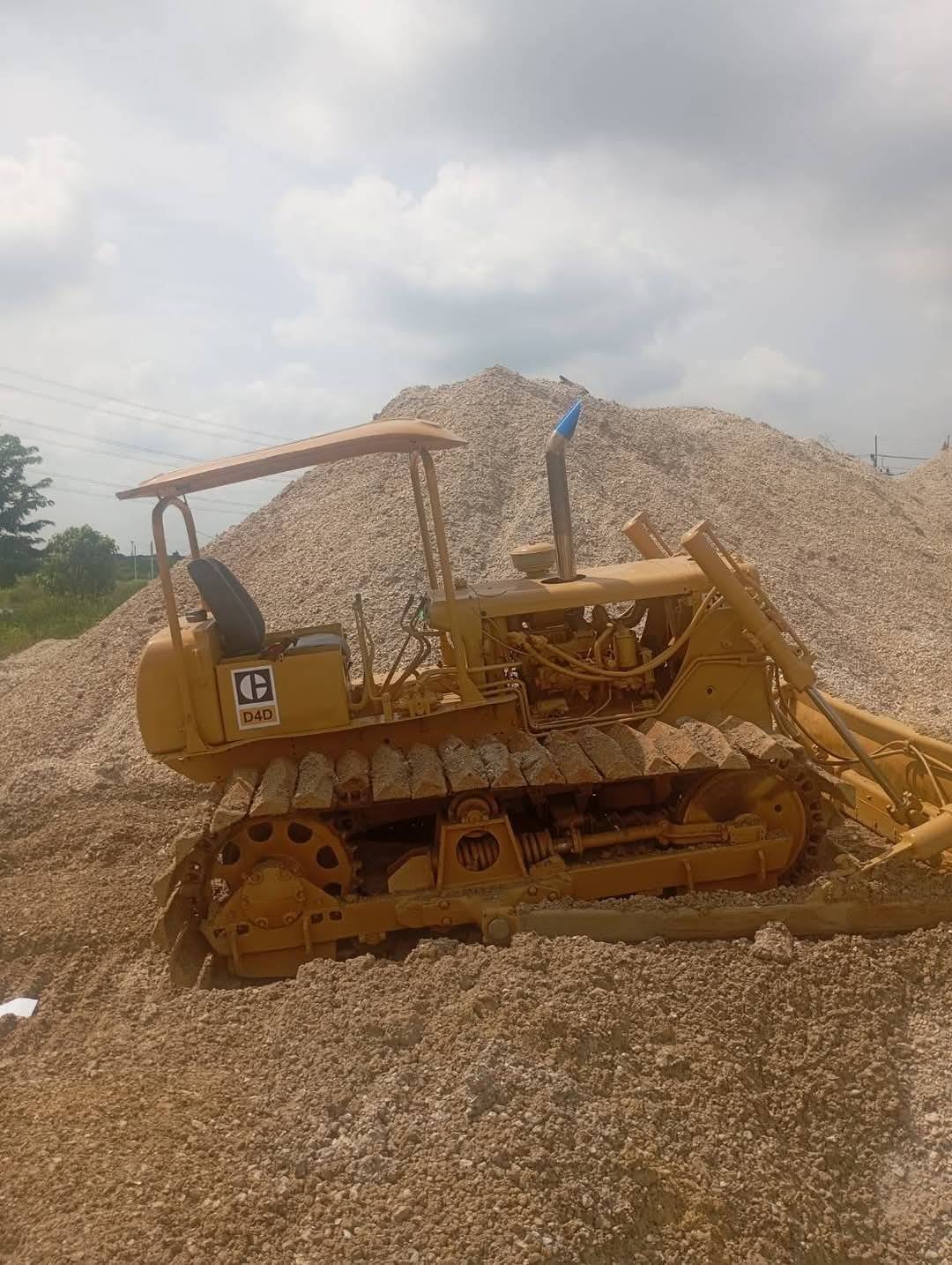ขายแทรกเตอร์CAT D4D ตีนเป็ด ใช้งานดี ราคาถูก2.6แสน