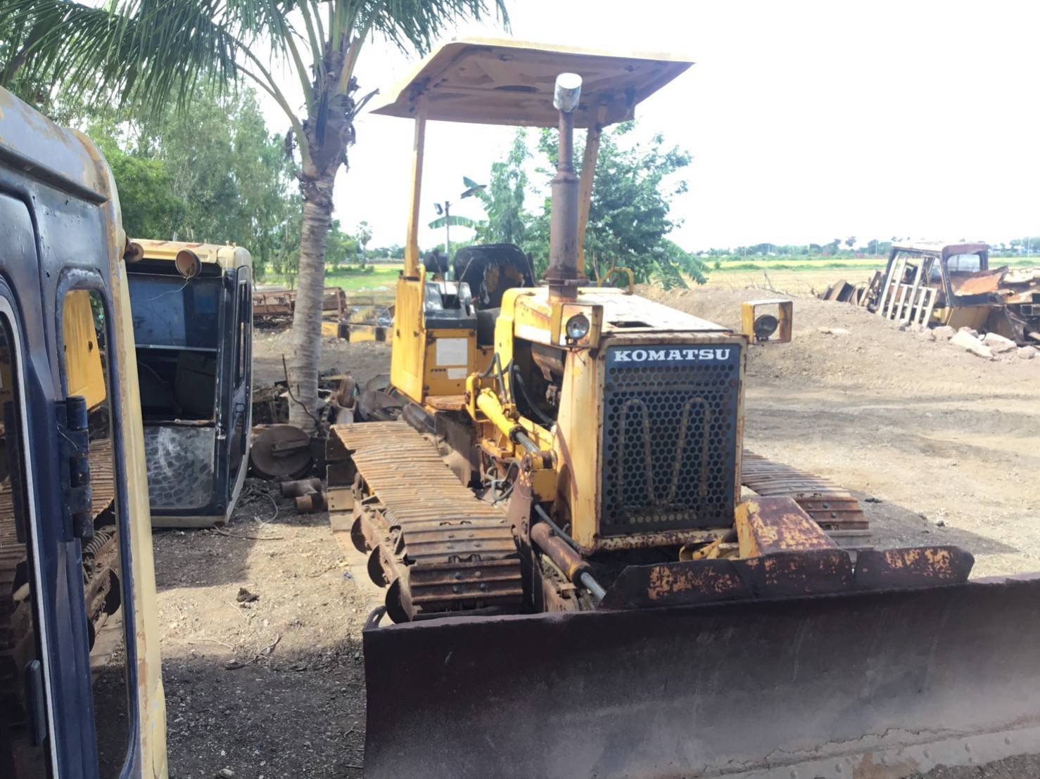 ขายแทรกเตอร์komatsu d20p-6 ตีนไก่ใช้งานปกติ ตีนได่ร่คา175,000บ. ถ้าเปลี่ยนตีนเป็ดให้ราคา195,000บ.