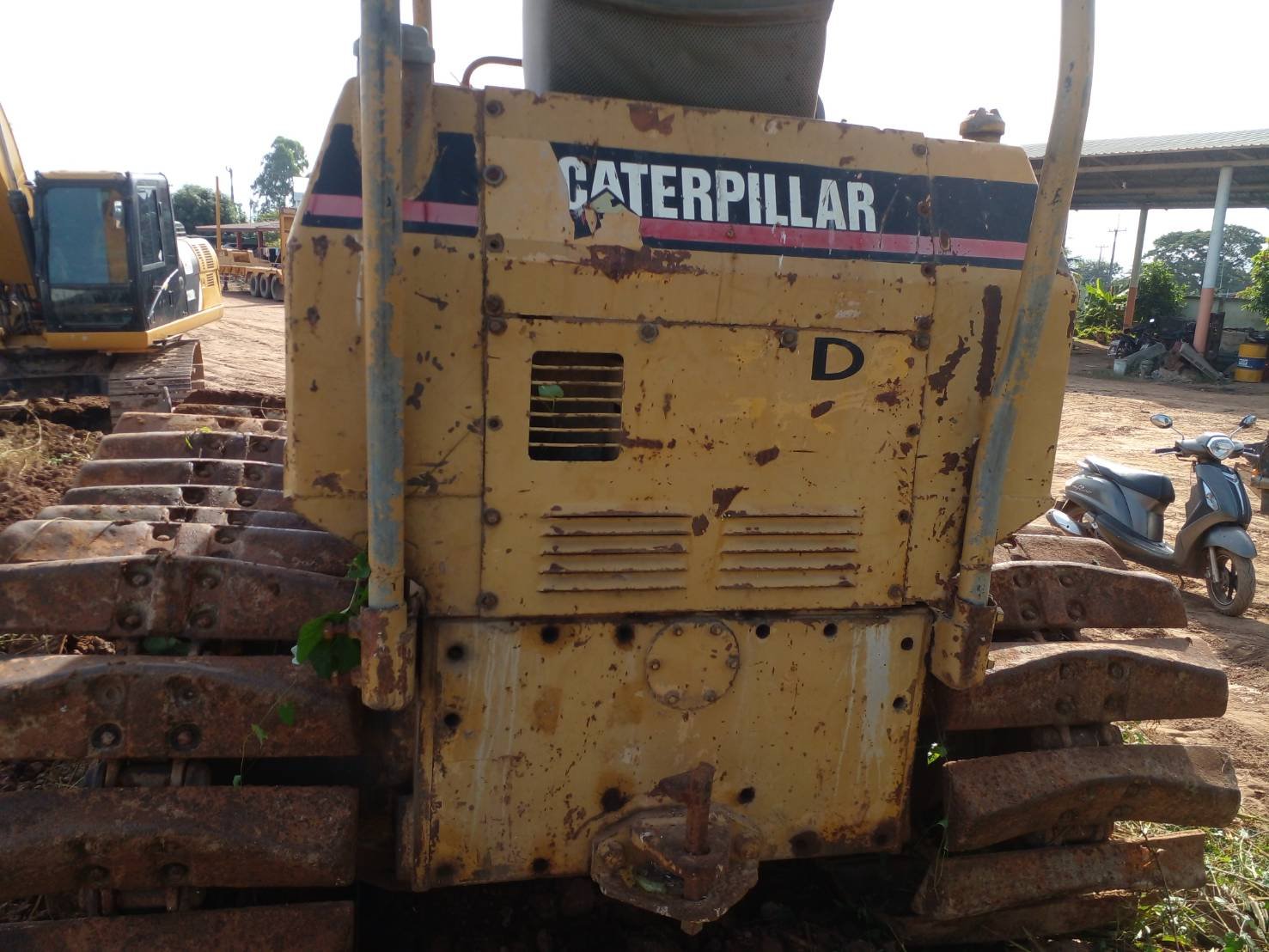 ขายแทรกเตอร์caterpillar D3Bตีนเป็ด ใบมีดสไล้ ใช้งานดี ราคา190,000บ.