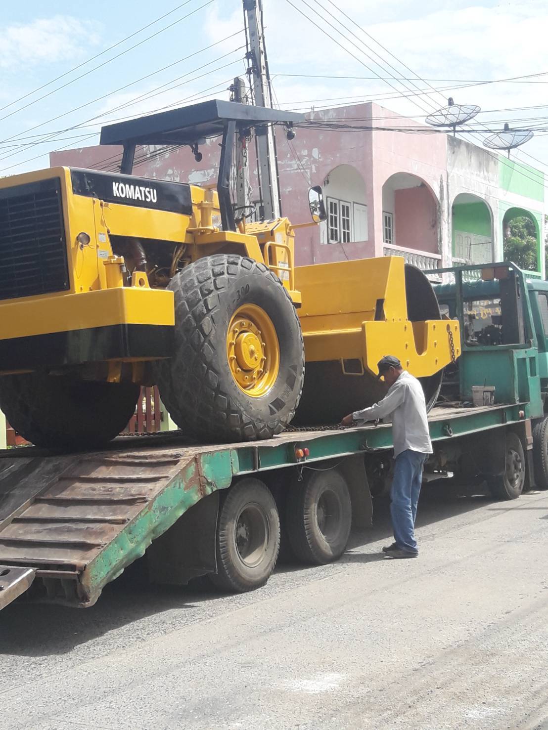 ขายรถบด komatsu   ขนาด10ตัน เพลาเดียว เอกสารใบซื้อขาย ใช้งานดีปกติราคา370,000บ.