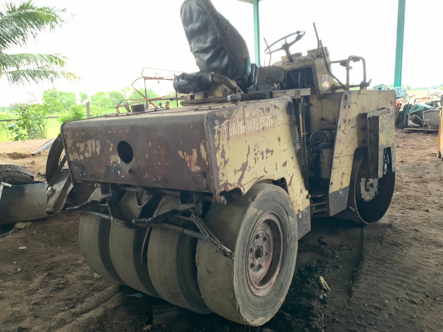 ขายรถบด3.5ตัน  หน้าเหล็ก หลังยางbomag BW121A ใช้งานได้ สั่นได้ เอกสารใบบซื้อขาย ราคา140,000บ.