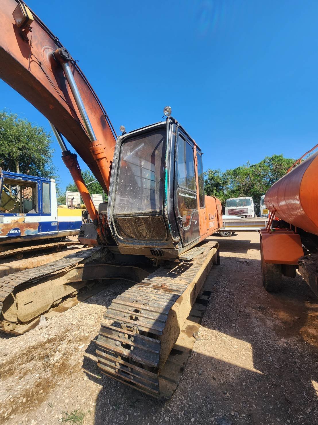 ขายแม็คโคร hitachi zaxis-1 ขนาด200  ใช้งานปกติ มีไลแย็ก เอกสารใบซื้อขายราคา330,000บ.