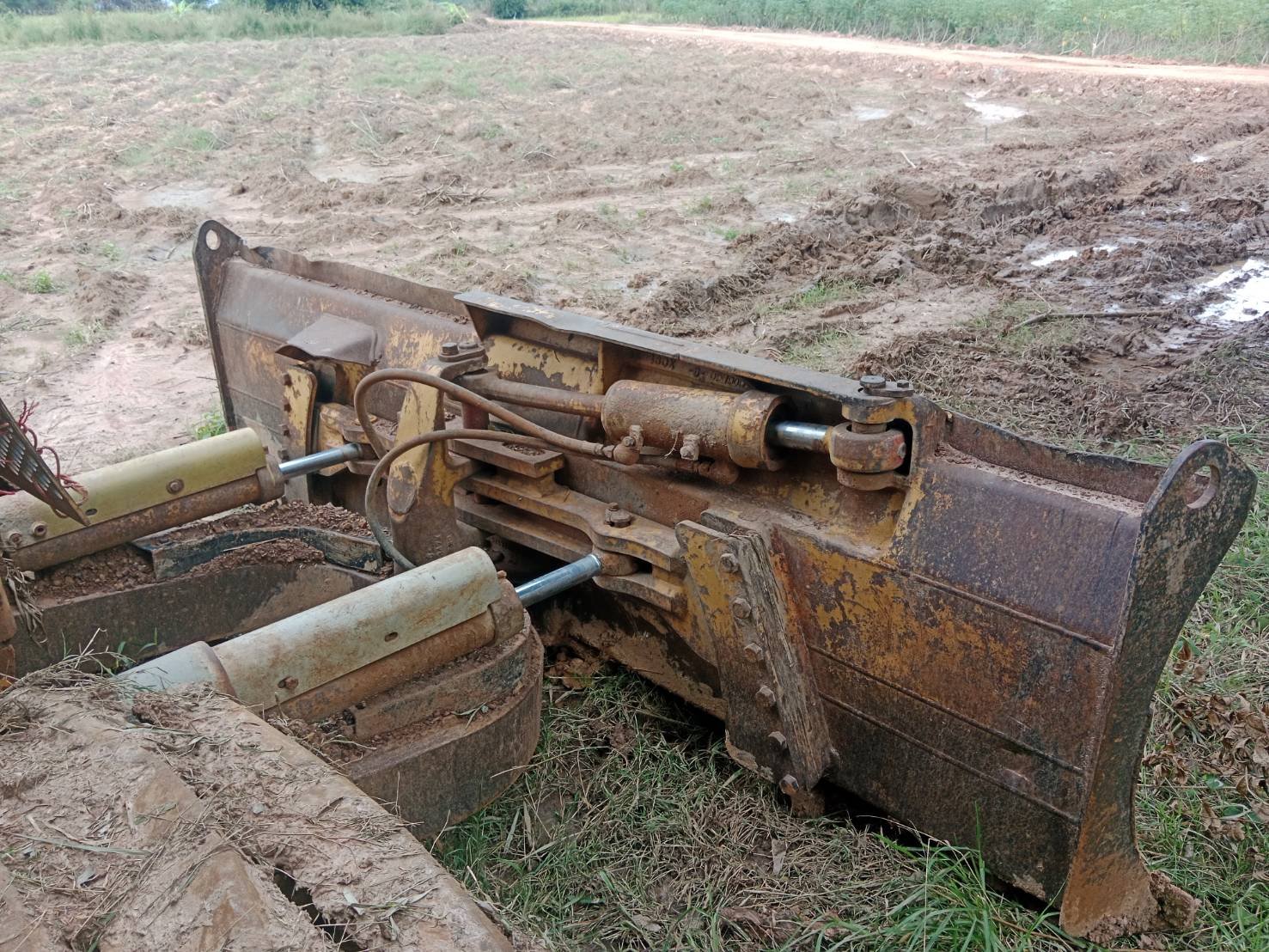 ขายแทรกเตอร์caterpillar D4Hตีนเป็ด เกียร์ตัด มีเล่มทะเบียน ใช้งานดี ราคา430,000บ.