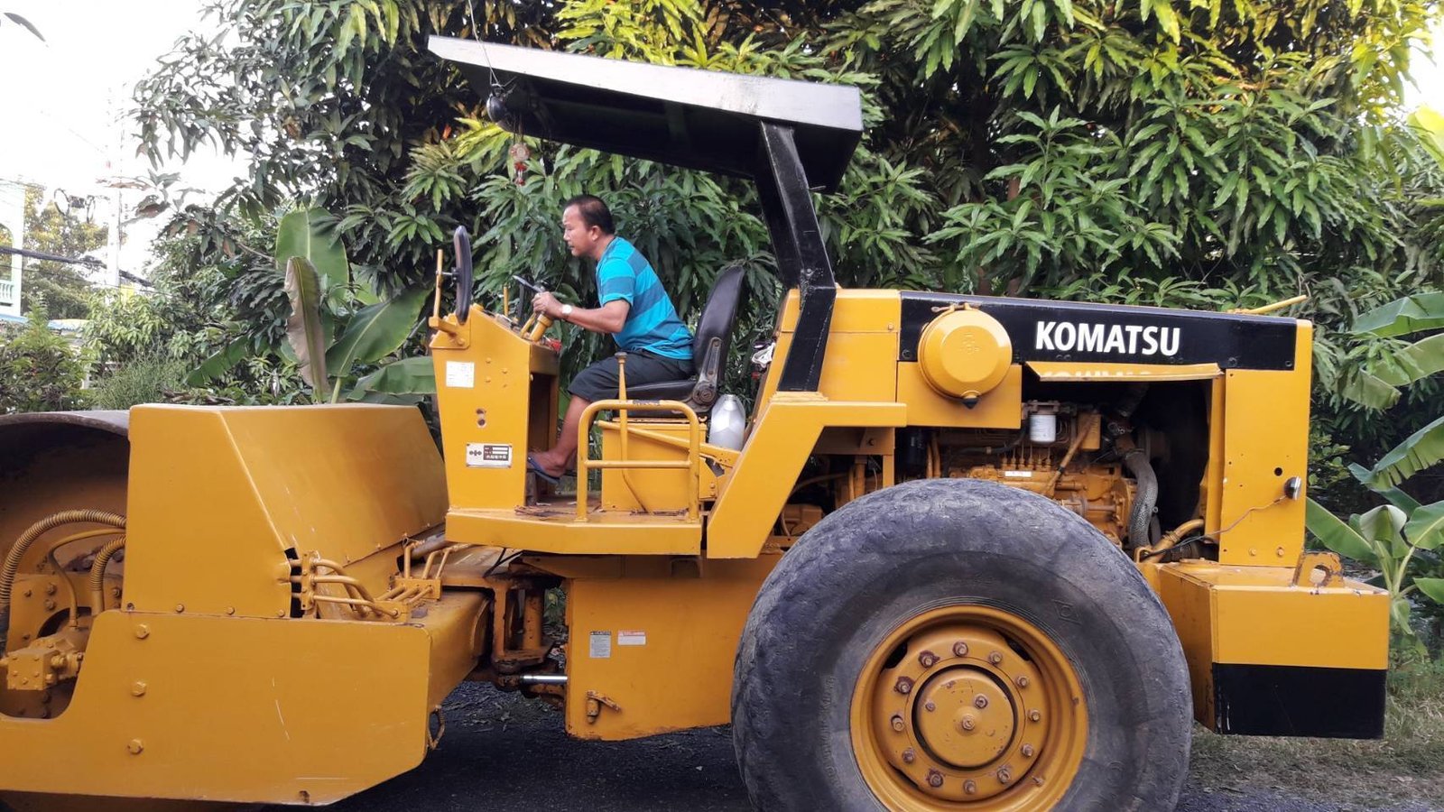 ขายรถบด komatsu   ขนาด10ตัน เพลาเดียว เอกสารใบซื้อขาย ใช้งานดีปกติราคา370,000บ.