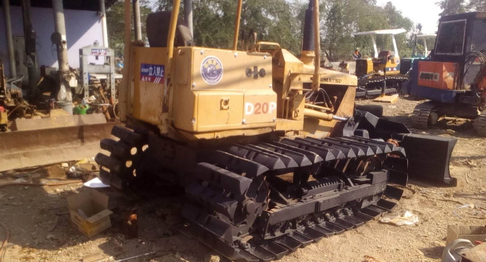 ขายแทรกเตอร์komatsu D20P-5ตีนเป็ด ใบมีดสไลใช้งานได้ปกติราคา195,000บ.