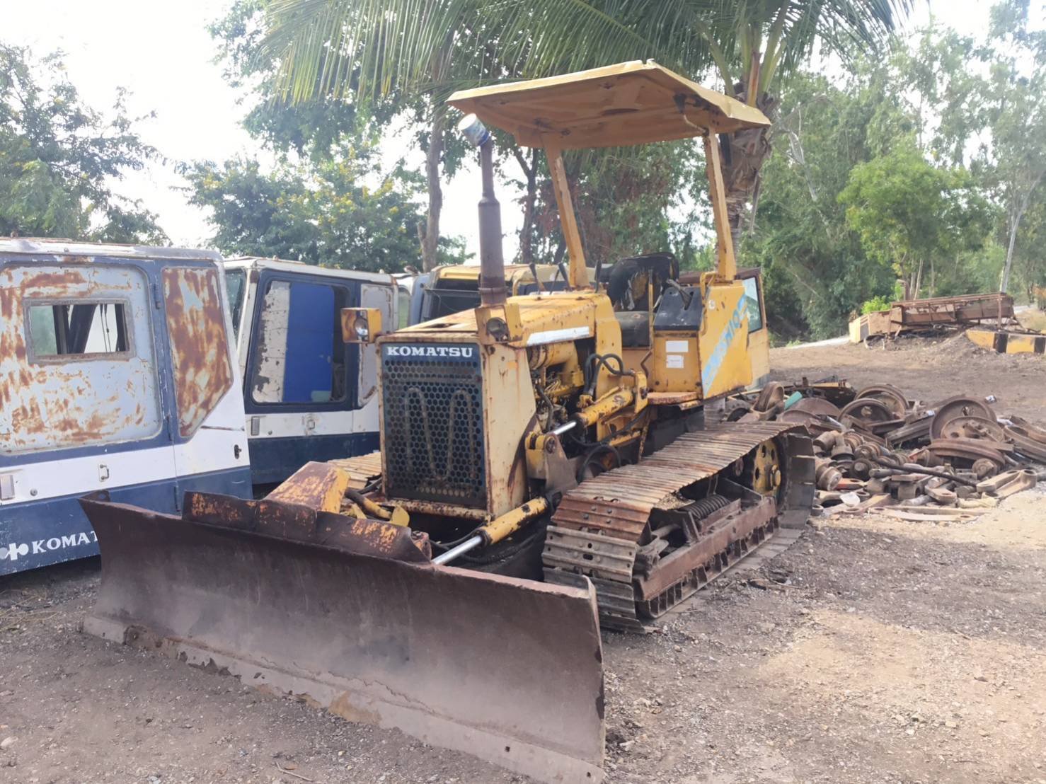 ขายแทรกเตอร์komatsu d20p-6 ตีนไก่ใช้งานปกติ ตีนได่ร่คา175,000บ. ถ้าเปลี่ยนตีนเป็ดให้ราคา195,000บ.