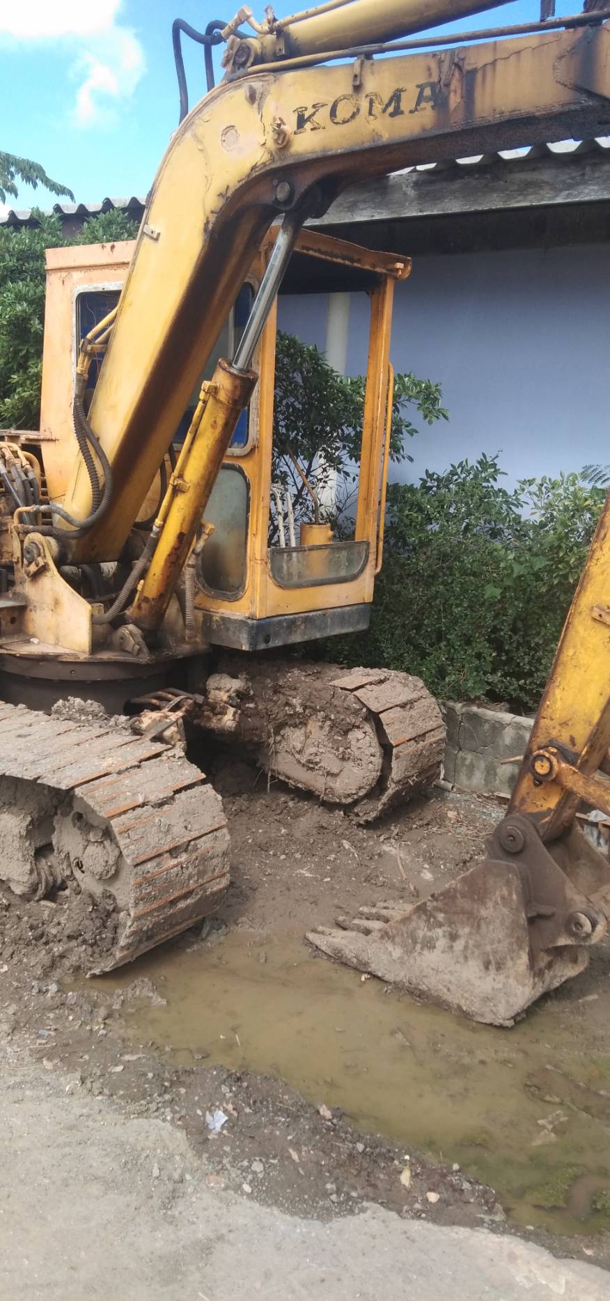 ขายแม็คโครkomatsu  pc60-1ราคาถูกใช้งานได้ปกติราคา200,000บ.
