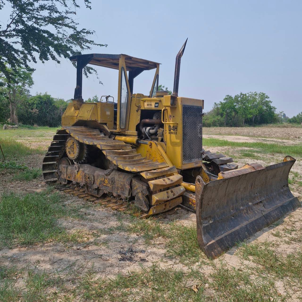 ขายแทรกเตอร์CAT D4H ตีนเป็ด ใช้งานดี ใบมีดสไล้ ใบซื้อขายราคา4.7แสน