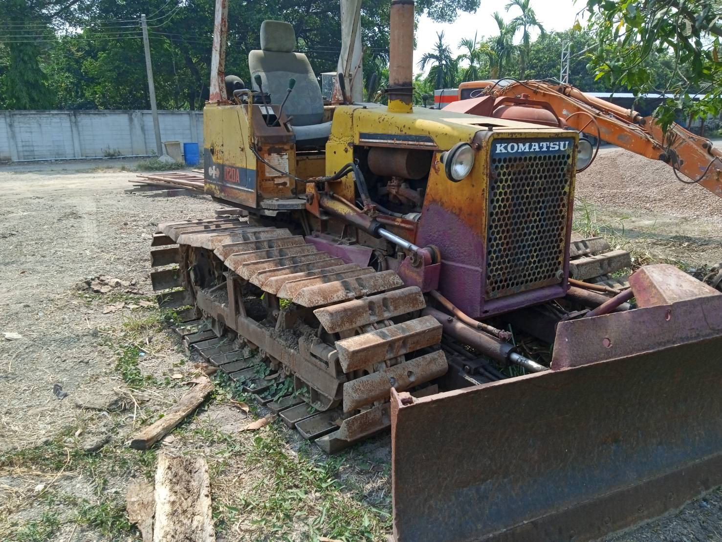ขายแทรกเตอร์komatsu  D20p-6ตีนเป็ด รถใช้งานได้ ใบมีดสไล้ ราคา220,000บ.