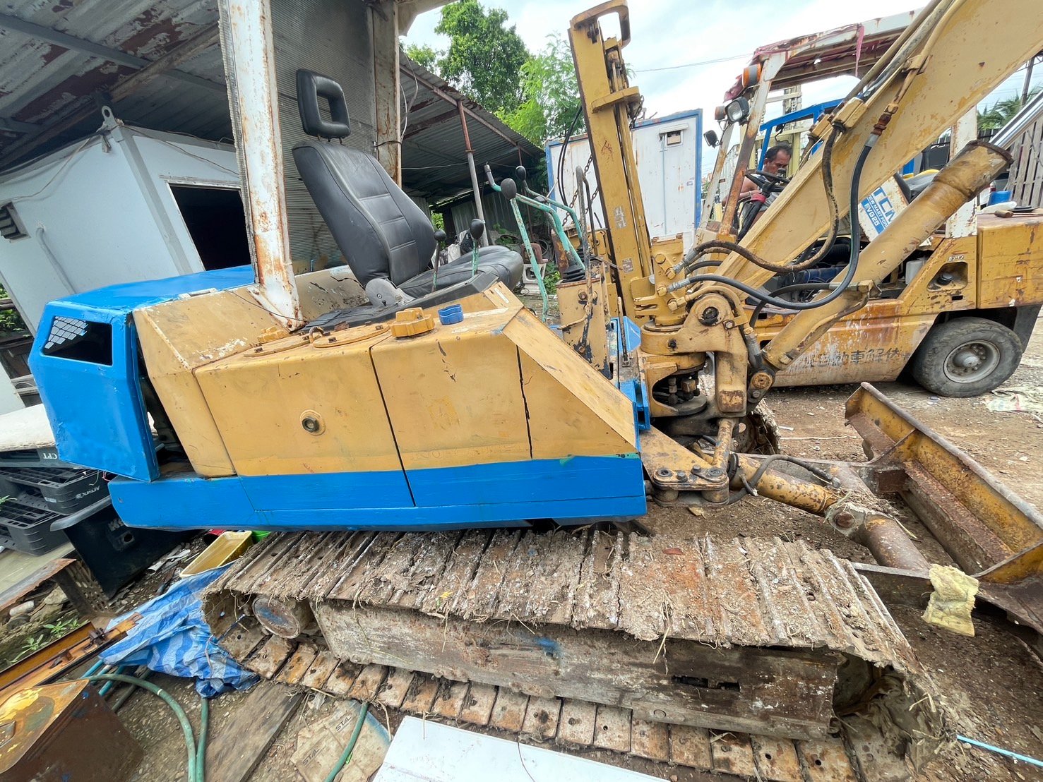 ขายแม็คโครkomatsu pc20-5 ใช้งานได้ ราคา125,000บ.