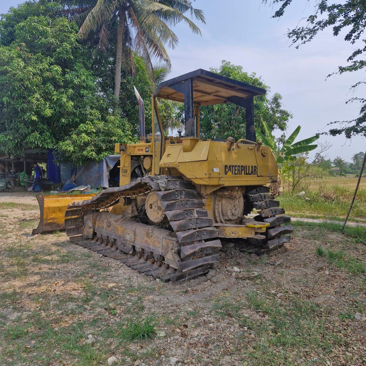 ขายแทรกเตอร์CAT D4H ตีนเป็ด ใช้งานดี ใบมีดสไล้ ใบซื้อขายราคา4.7แสน