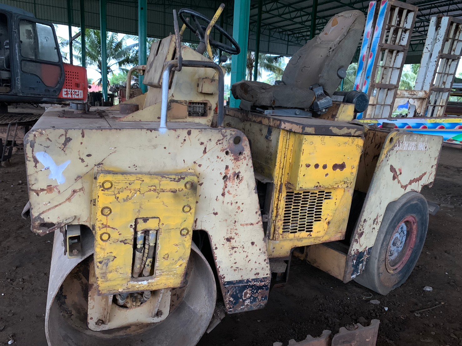 ขายรถบด3.5ตัน  หน้าเหล็ก หลังยางbomag BW121A ใช้งานได้ สั่นได้ เอกสารใบบซื้อขาย ราคา140,000บ.