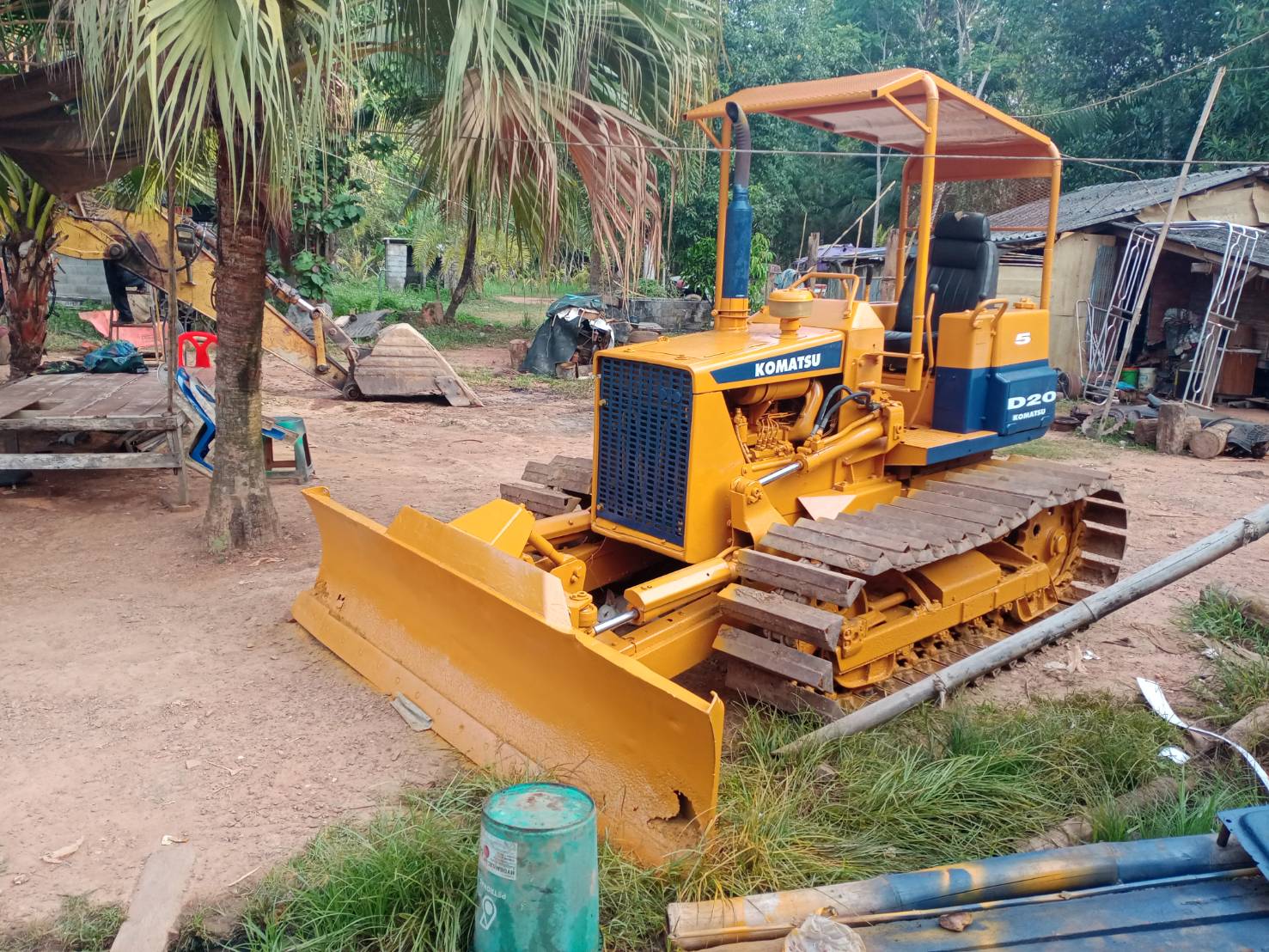 ขายแทรกเตอร์komatsu D20p-5ตีนเป็ด ใช้งานดีราคา200,000บ.
