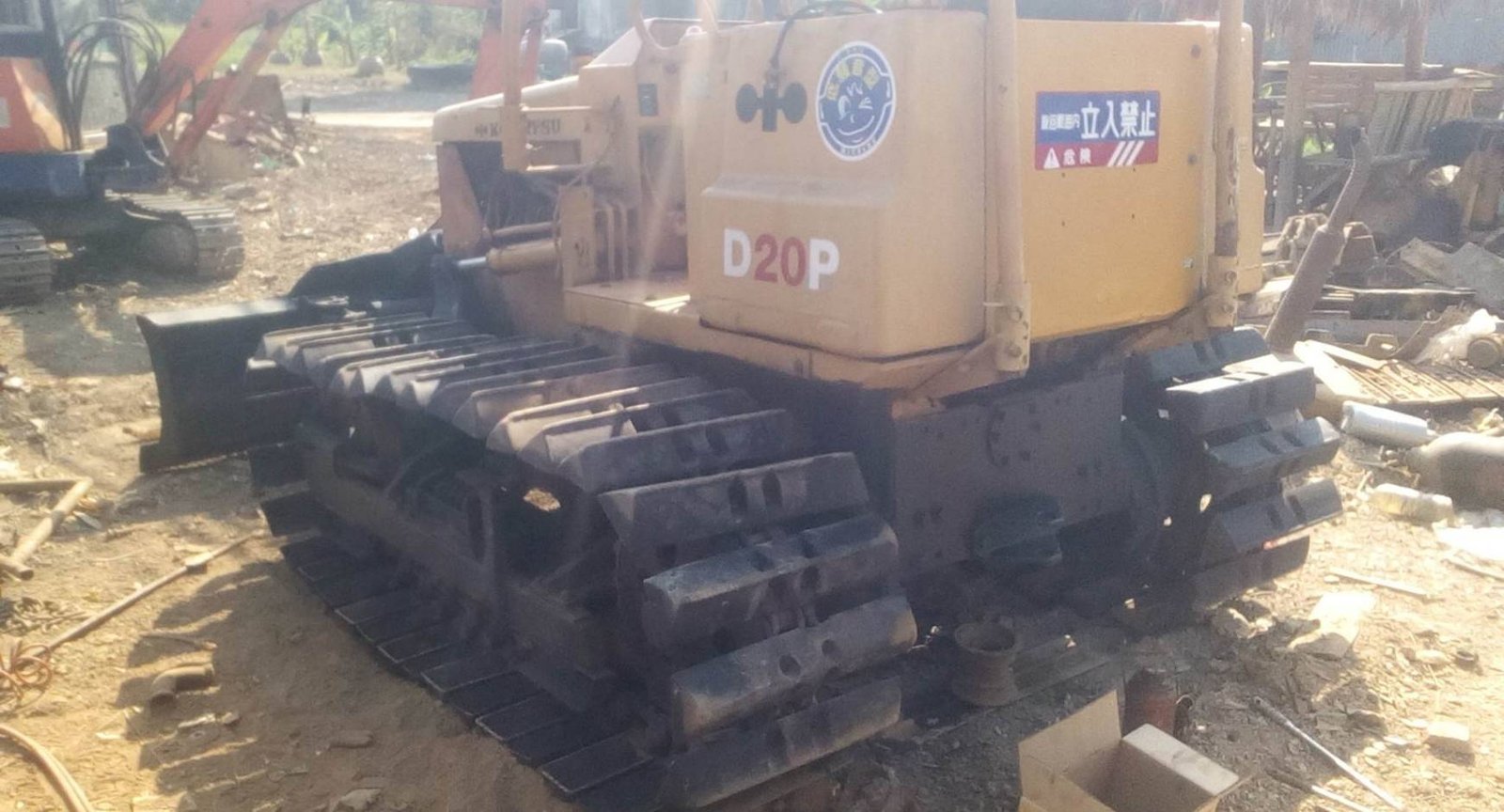 ขายแทรกเตอร์komatsu D20P-5ตีนเป็ด ใบมีดสไลใช้งานได้ปกติราคา195,000บ.
