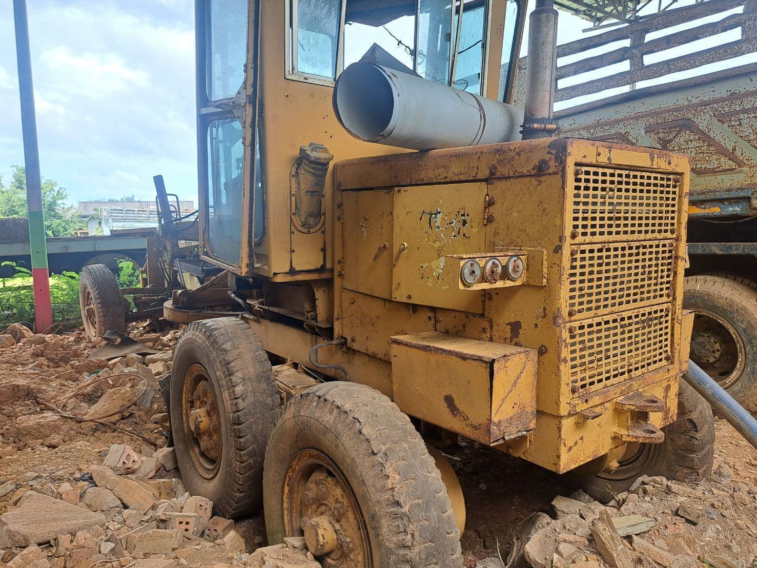 ขายรถเกรดเดอร์komatsu GD300-1 ราคา2.7แสน ภาคใต้