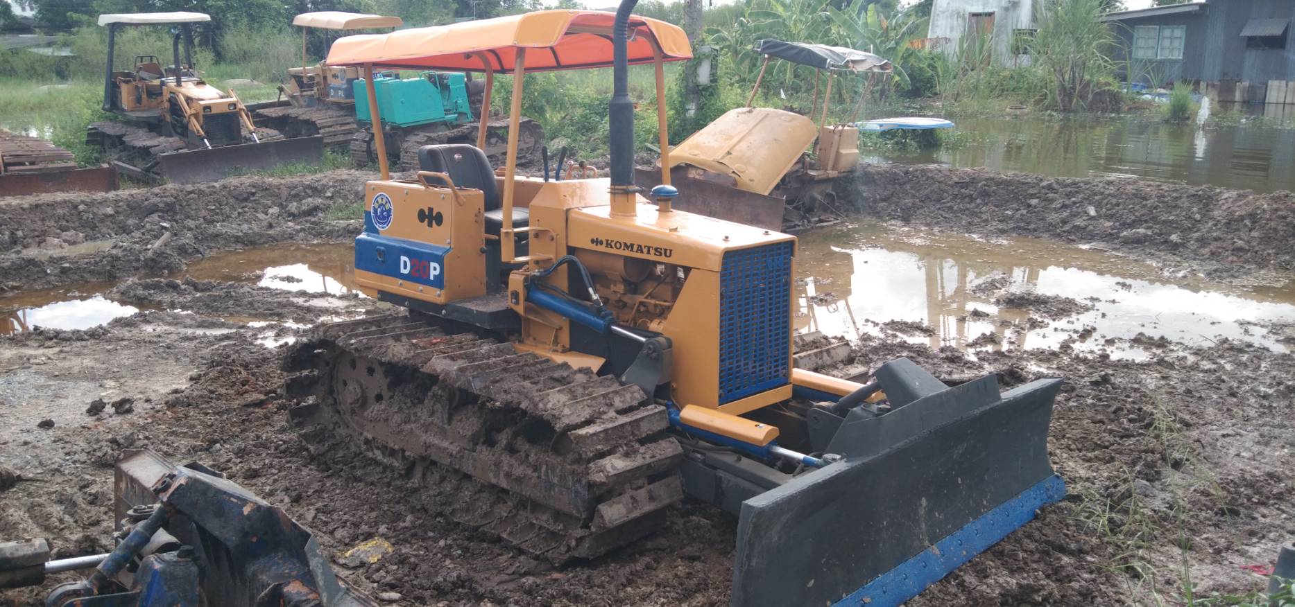 ขายแทรกเตอร์komatsu d20p-5ตีนเป็ด รถใช้งานได้ปกติ ใช้งานดีมากราคา200,000บ.