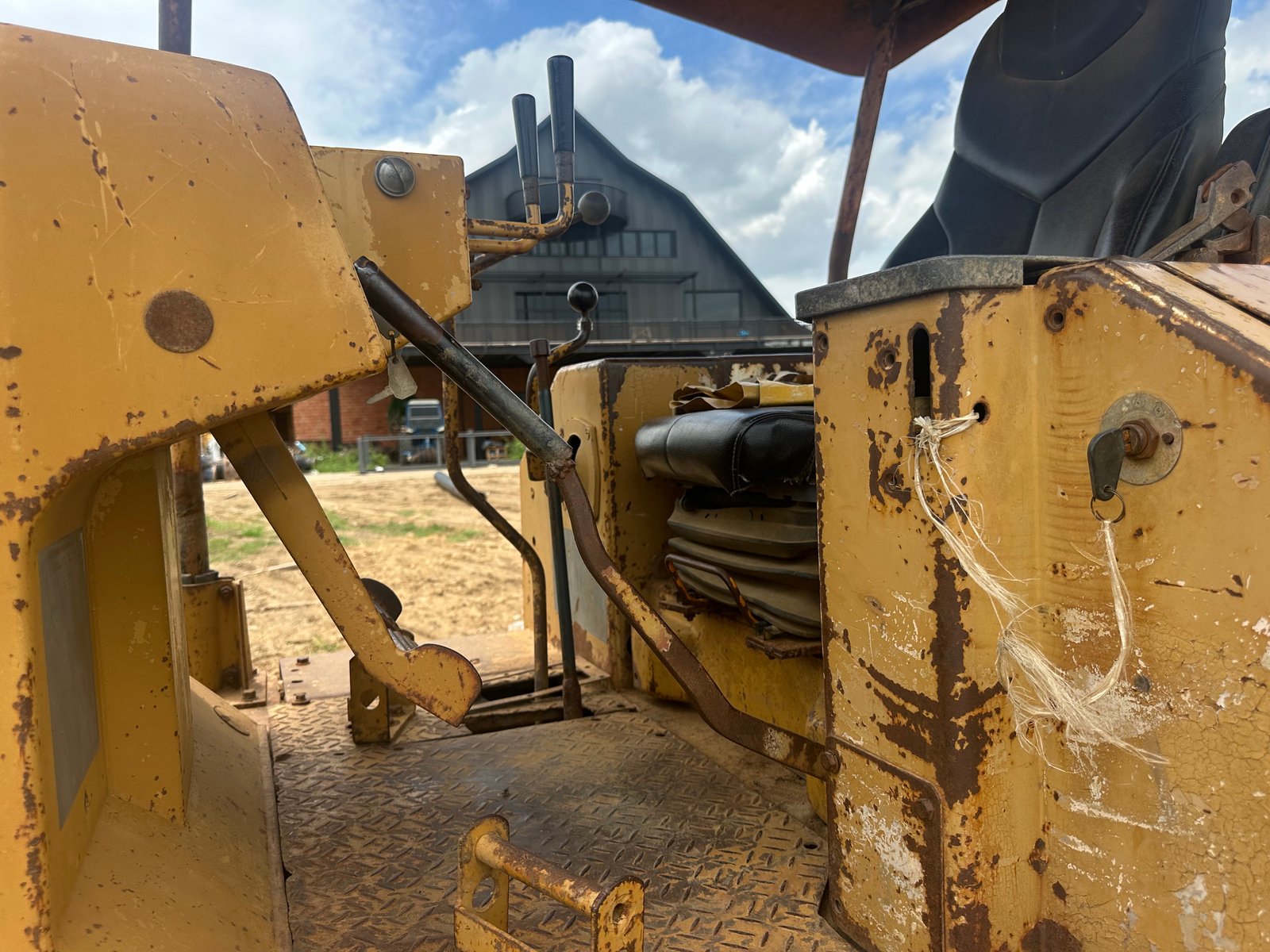 ขายแทรกเตอร์CAT D6D เกียร์ตัด มีทะเบียน ใช้งานดี ราคาถูก 6.5แสน ขายแทรกเตอร์CAT D6D เกียร์ตัด มีทะเบียน ใช้งานดี ราคาถูก 6.5แสน