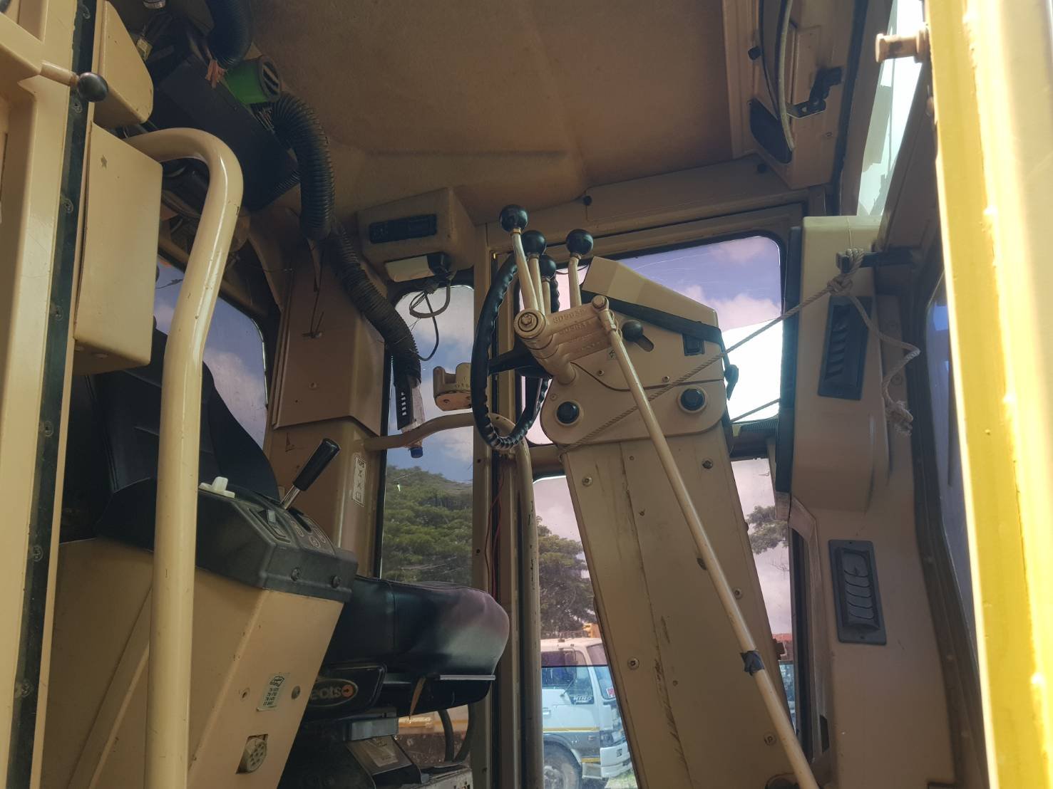 ขายรถเกรดเดอร์caterpillar 140Hใช้งานปกติ เอกสารเล่มทะเบียนราคา2,350,000บ.