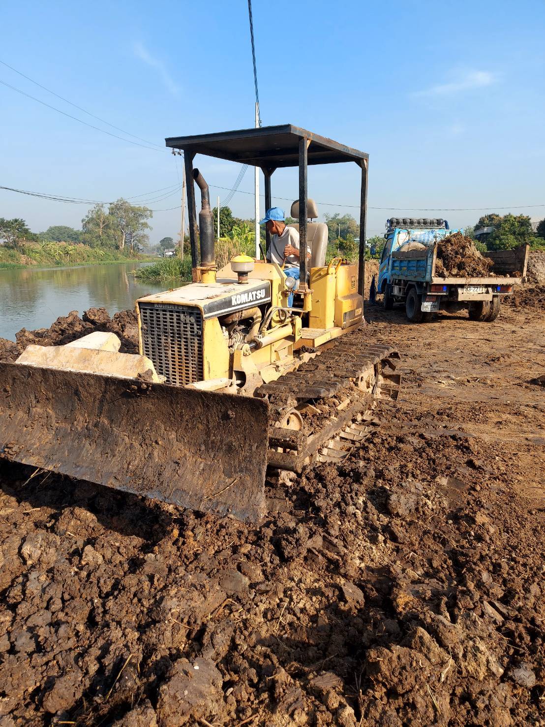 ขายแทรกเตอร์komatsu D20P-5 ตีนเป็ดใบมีดสไล้ ใช้งานดี ราคา115,000บ.