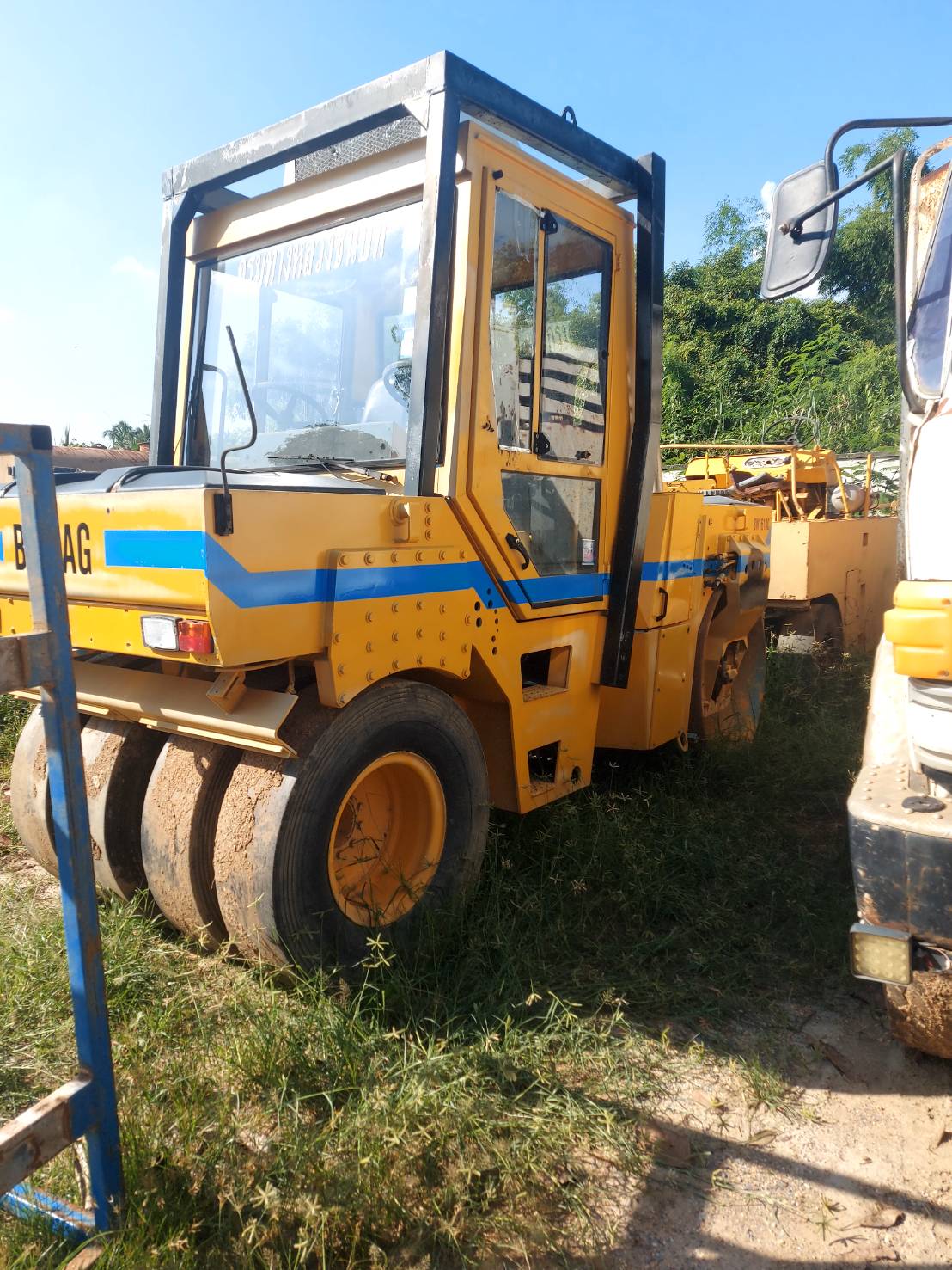 ขายรถบดหน้าเหล็กหลังยาง8ตันbomag bw161ac ใช้งานได้ปกติราคา450,000บ.