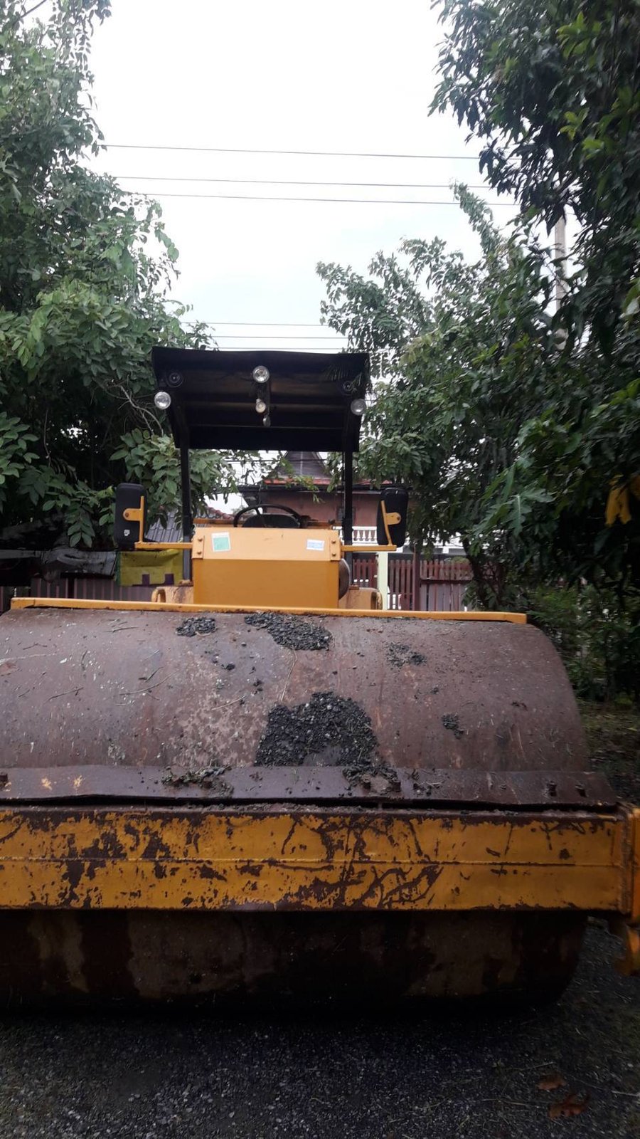 ขายรถบด komatsu   ขนาด10ตัน เพลาเดียว เอกสารใบซื้อขาย ใช้งานดีปกติราคา370,000บ.