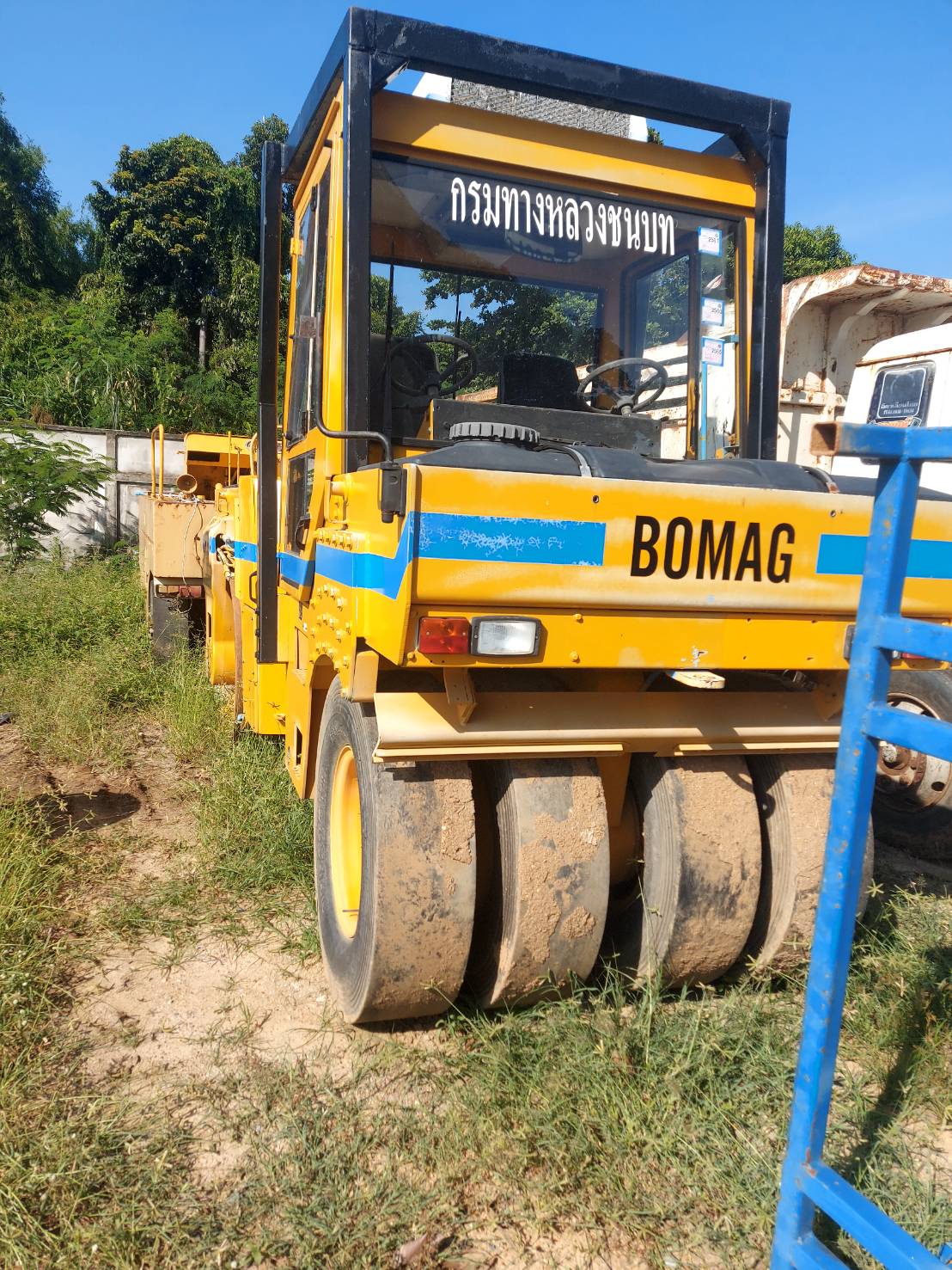 ขายรถบดหน้าเหล็กหลังยาง8ตันbomag bw161ac ใช้งานได้ปกติราคา450,000บ.