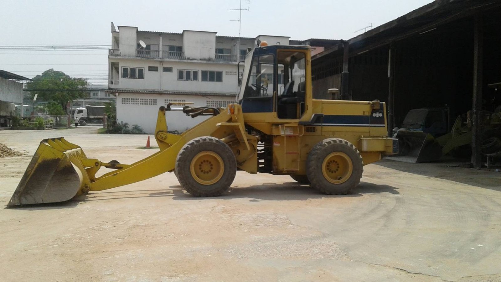 ขายรถตักkomatsu wa200-1ใบซื้อขายใช้งานเดีราคา5.5แสน ขายรถตักkomatsu wa200-1ใบซื้อขายใช้งานเดีราคา5.5แสน