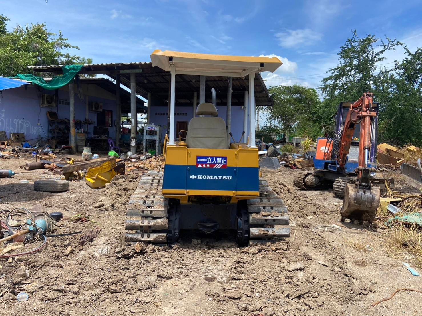 ขายแทรกเตอร์komatsu  D20p-6 ตีนเป็ด ใช้งานดี ราคา220,000บ.