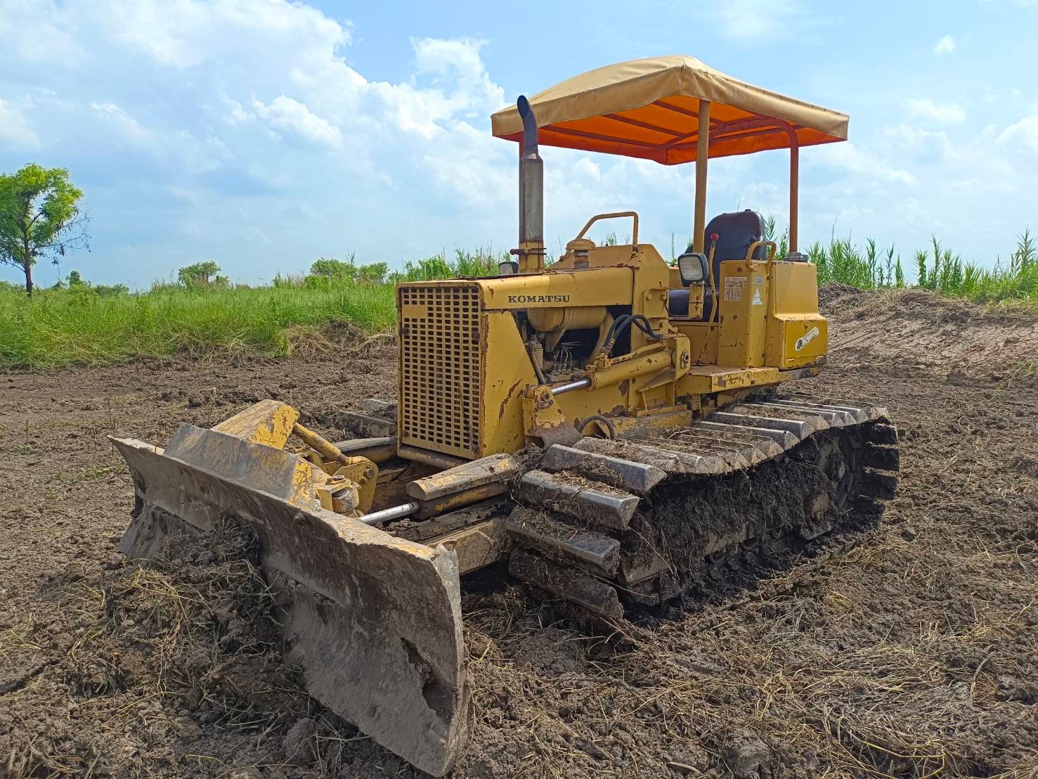 ขายแทรกเตอร์komatsu D20p-5ตีนเป็ด พร้มใช้ ราคา185,000บ.
