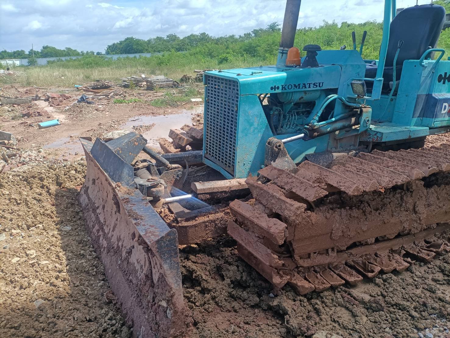 ขายแทรกเตอร์komatsu D20p-5ตีนเป็ด ใช้งานได้ ราคา165,000บ.