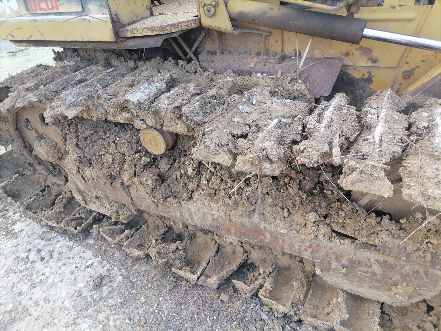 แทรกเตอร์komatsu D20p-6ตีนเป็ด ใบมีดสไล เกียร์ตัด ใช้งานได้ปกติ ราคา155,000บ.