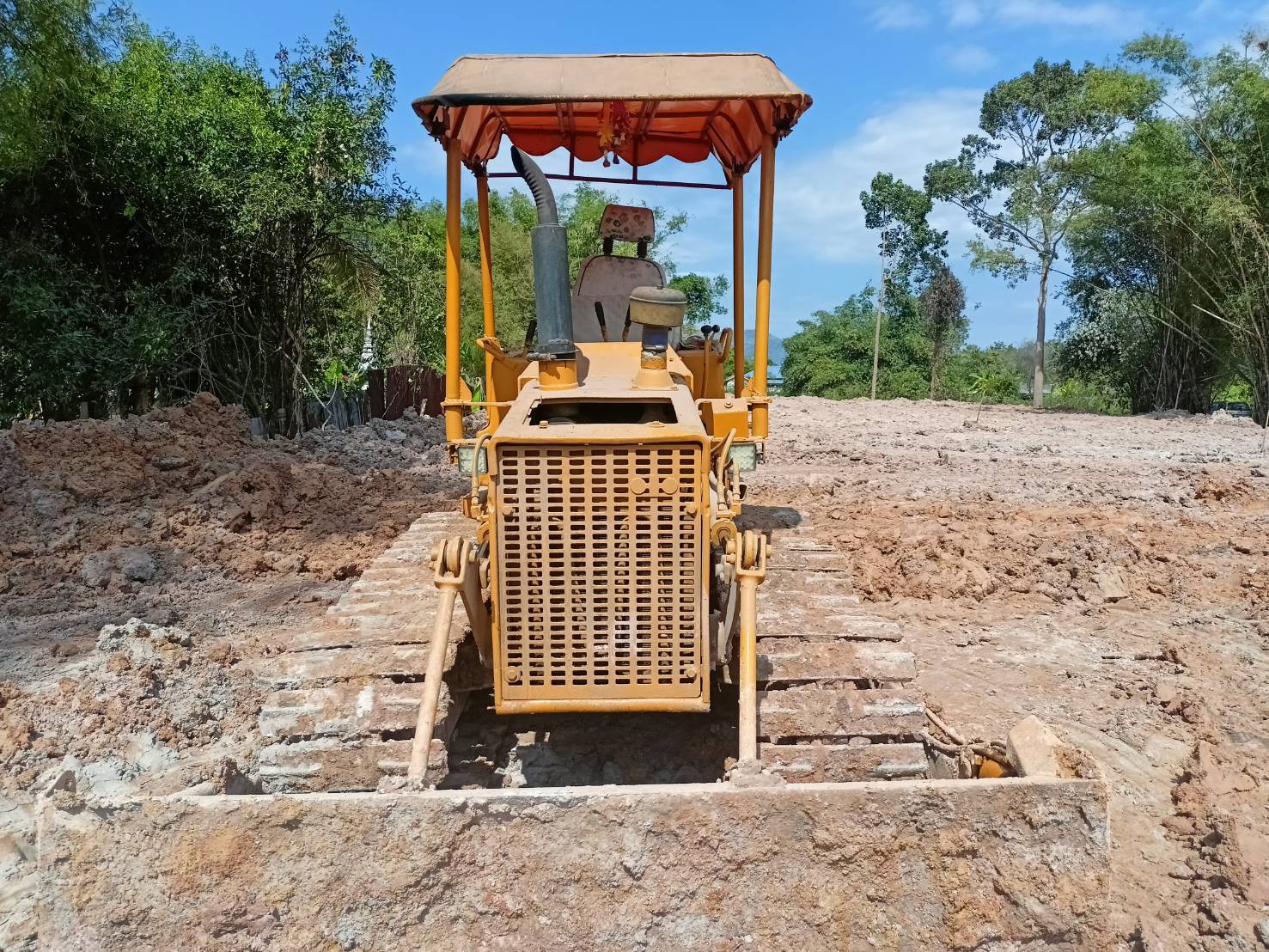 ขายแทรกเตอร์komatsu D20p-5 ตีนไก่ ใช้งานดี
ราคา145,000บ.