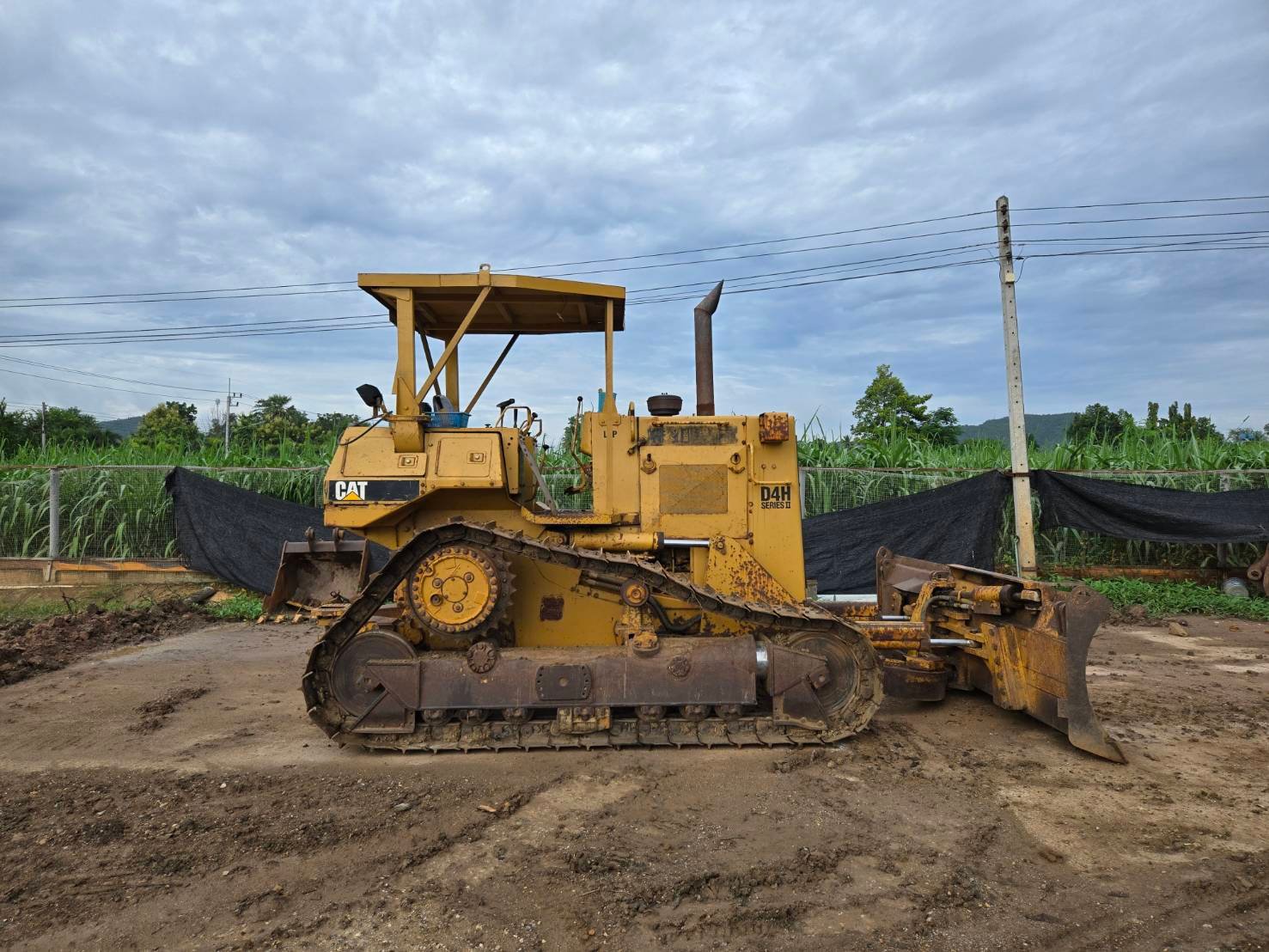 ขายแทรกเตอร์CAT D4H มีทะเบียน เกียร์ตัด ใช้งานได้ ราคา8.8แสน