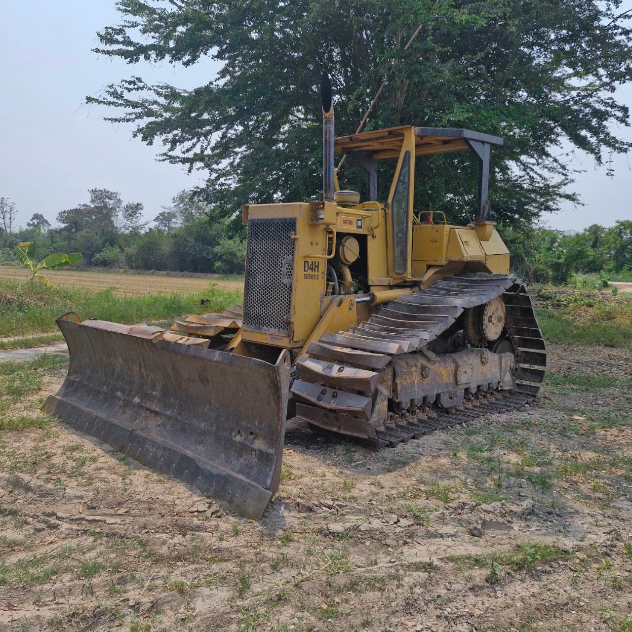 ขายแทรกเตอร์CAT D4H ตีนเป็ด ใช้งานดี ใบมีดสไล้ ใบซื้อขายราคา4.7แสน