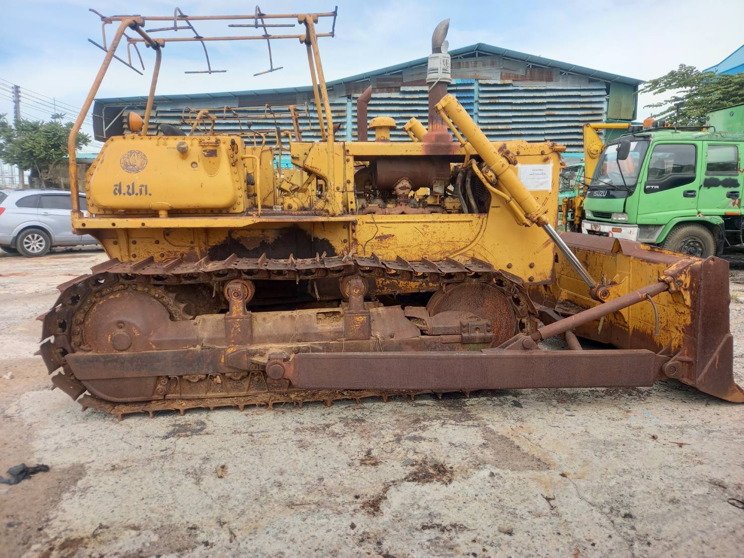 ขายแทรกเตอร์komatsu D65a-8ตีนไก่ เล่มทะเบียน ใช้งานได้ปกติราคา650,000บ.