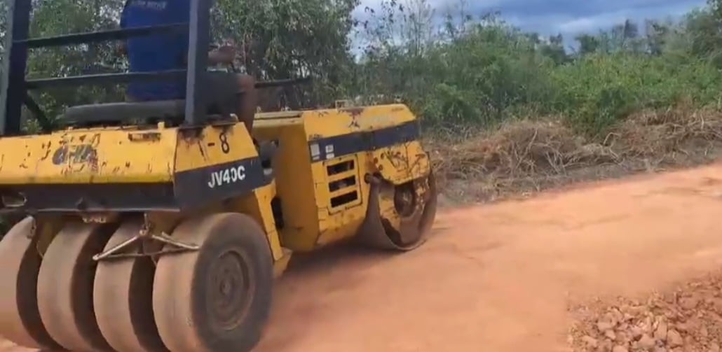 ขายรถบด4ตัน หน้าเหล็กหลังยาง komatsu jv40cใช้งานได้ สั่นได้ เอกสารใบซื้อขาย ราคา240,000บ.