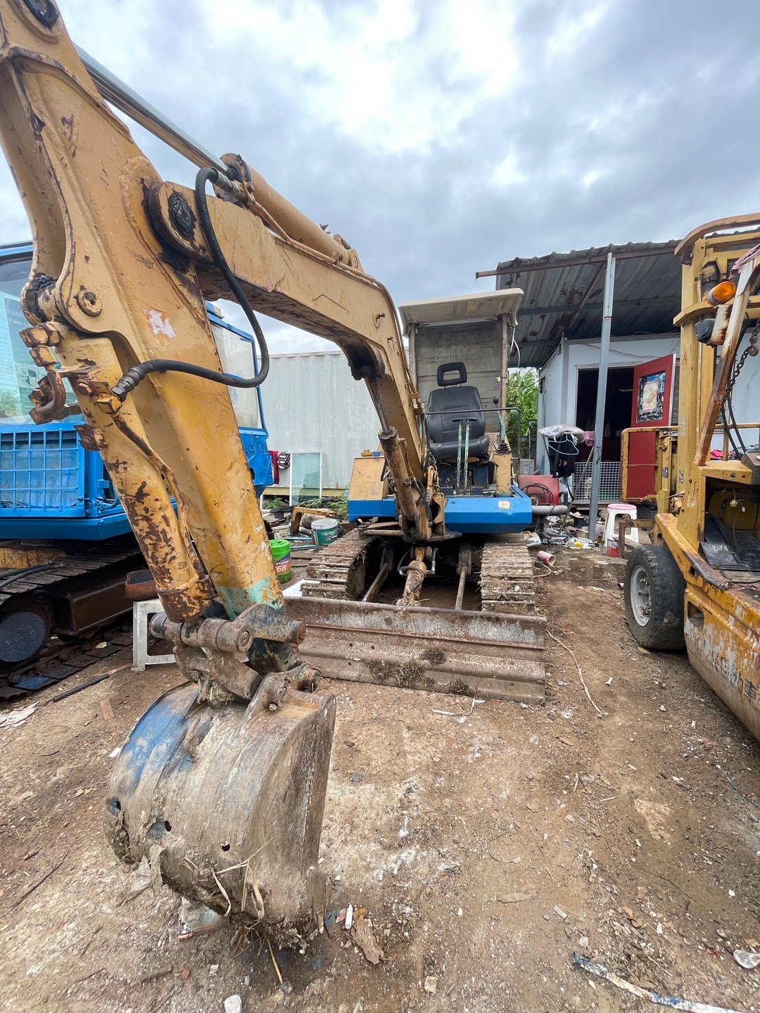 ขายแม็คโครkomatsu pc20-5 ใช้งานได้ ราคา125,000บ. ขายแม็คโครkomatsu pc20-5 ใช้งานได้ ราคา125,000บ.