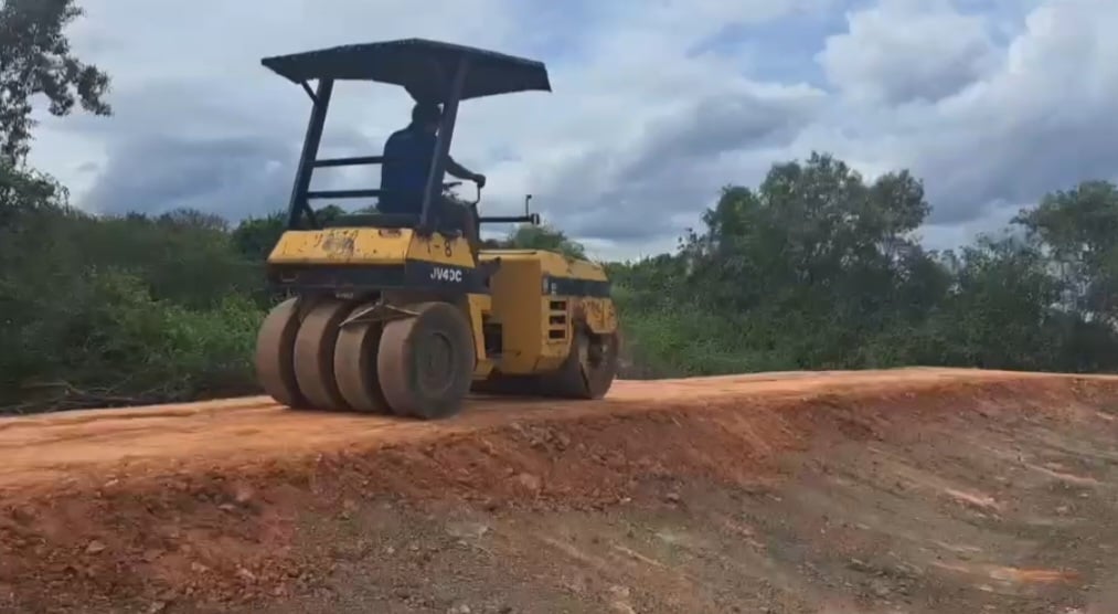 ขายรถบด4ตัน หน้าเหล็กหลังยาง komatsu jv40cใช้งานได้ สั่นได้ เอกสารใบซื้อขาย ราคา240,000บ.