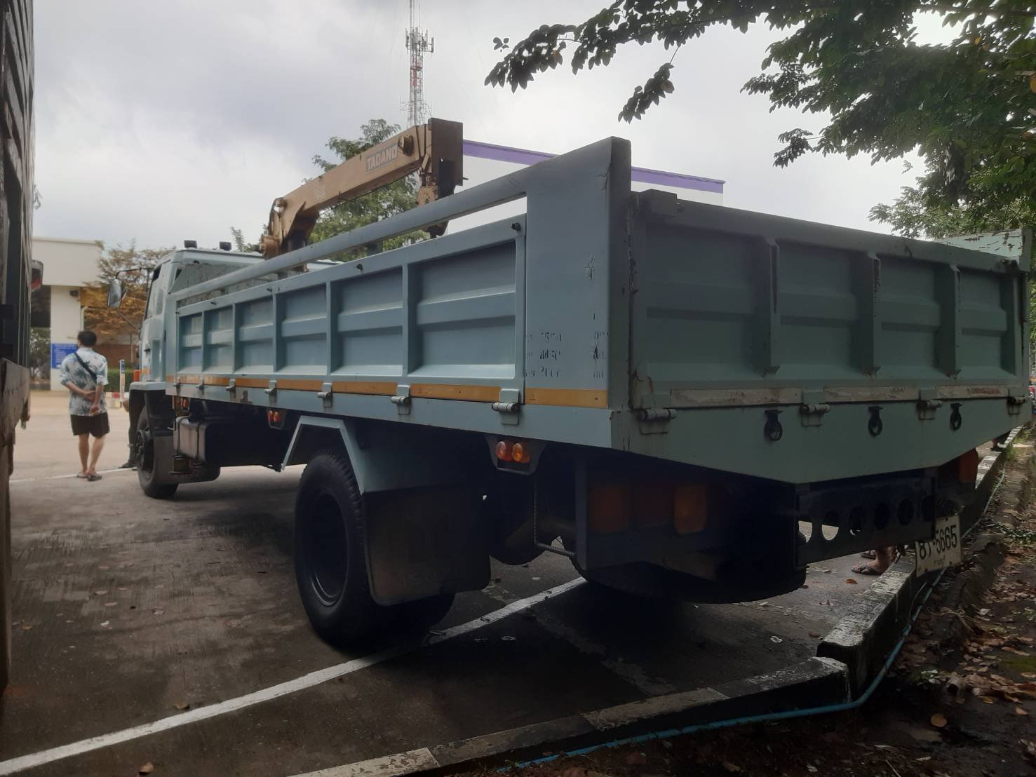 ขายรถ6ล้อติดเครน tadano 2.5ตัน isuzu รุ่นนางฟ้า 195แรง มีเล่มทะเบียน ใช้น้อย รถใช้งานดี สภาพดี ราคา4.5แสน