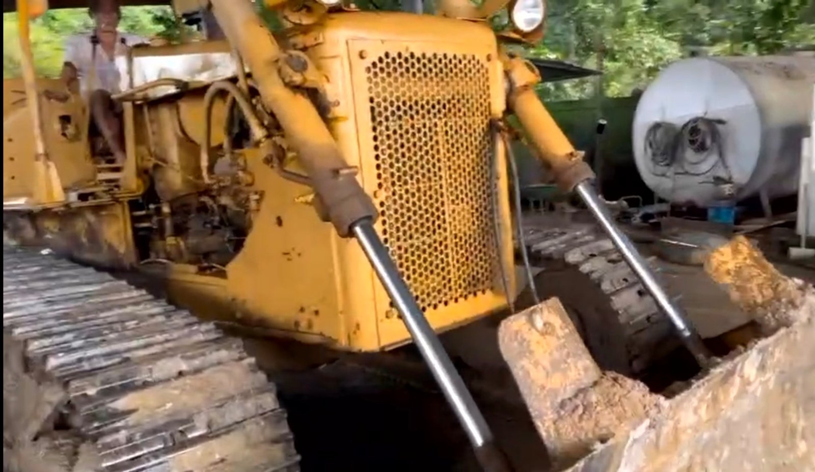 ขายรถแทรกเตอร์ CAT D5B ตีนไก่ ใช้งานดี ราคา4.5แสน ขายรถแทรกเตอร์ CAT D5B ตีนไก่ ใช้งานดี ราคา4.5แสน