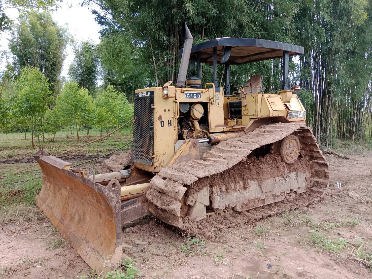 ขายแทรกเตอร์caterpillar D4Hตีนเป็ด เกียร์ตัด มีเล่มทะเบียน ใช้งานดี ราคา430,000บ.