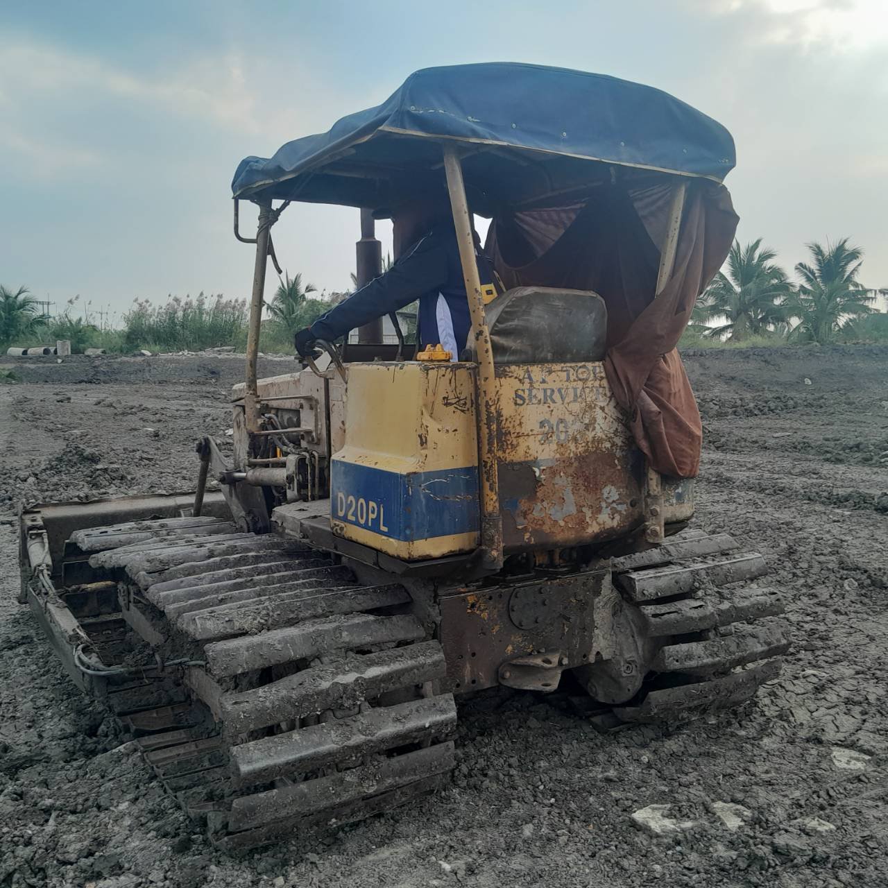 ขายแทรกเตอร์komatsu D20p-5 ตีนเป็ด70ซม. ใช้งานได้ ราตา150,000บ.